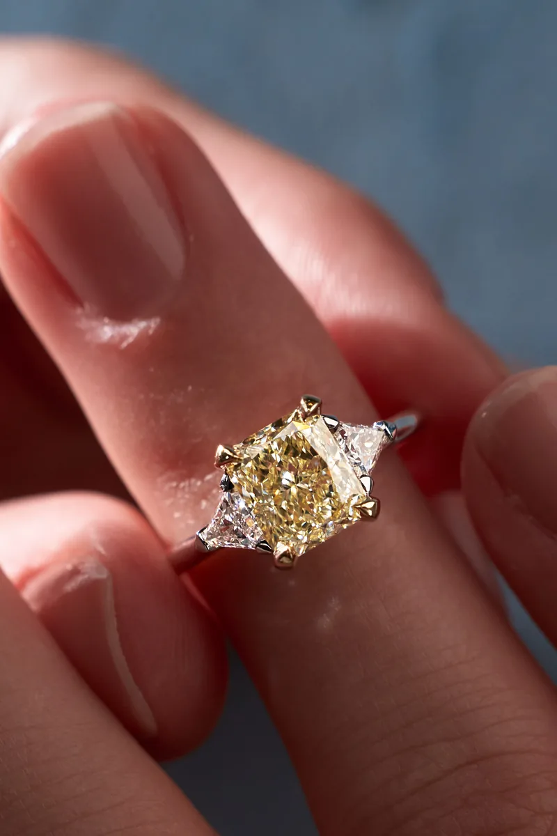 Ring 2.00 ct. Yellow diamond 2.00 ct. Colour W-X, clarity VVS1