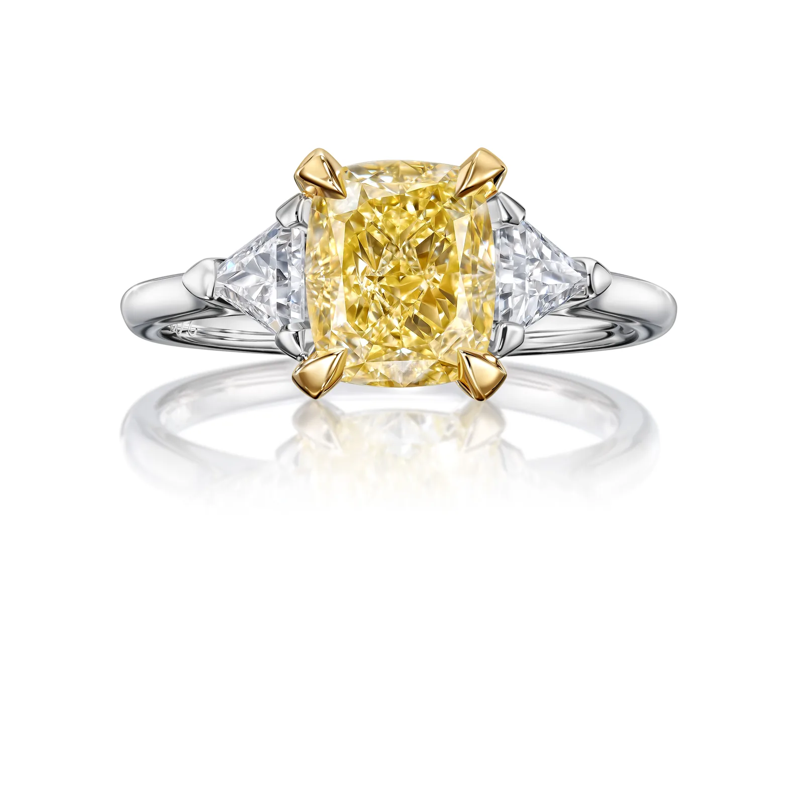 Ring 2.02 ct. Yellow diamond 2.02 ct. Colour Y-Z, clarity VS1