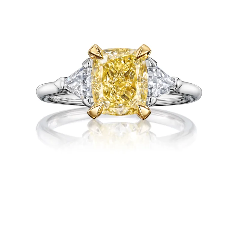 Ring 2.02 ct. Yellow diamond 2.02 ct. Colour Y-Z, clarity VS1