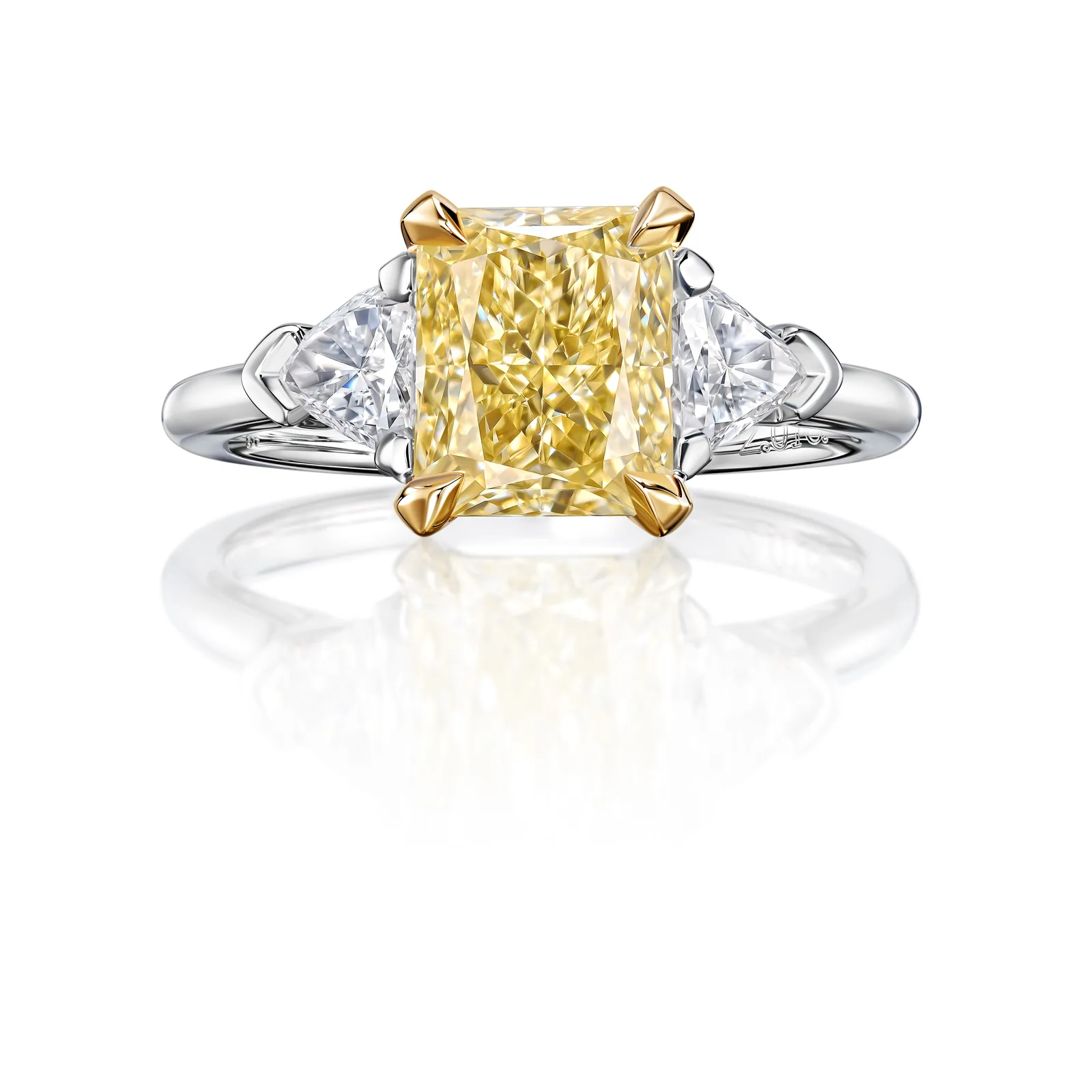 Ring 2.01 ct. Yellow diamond 2.01 ct. Colour W-X, clarity VS2