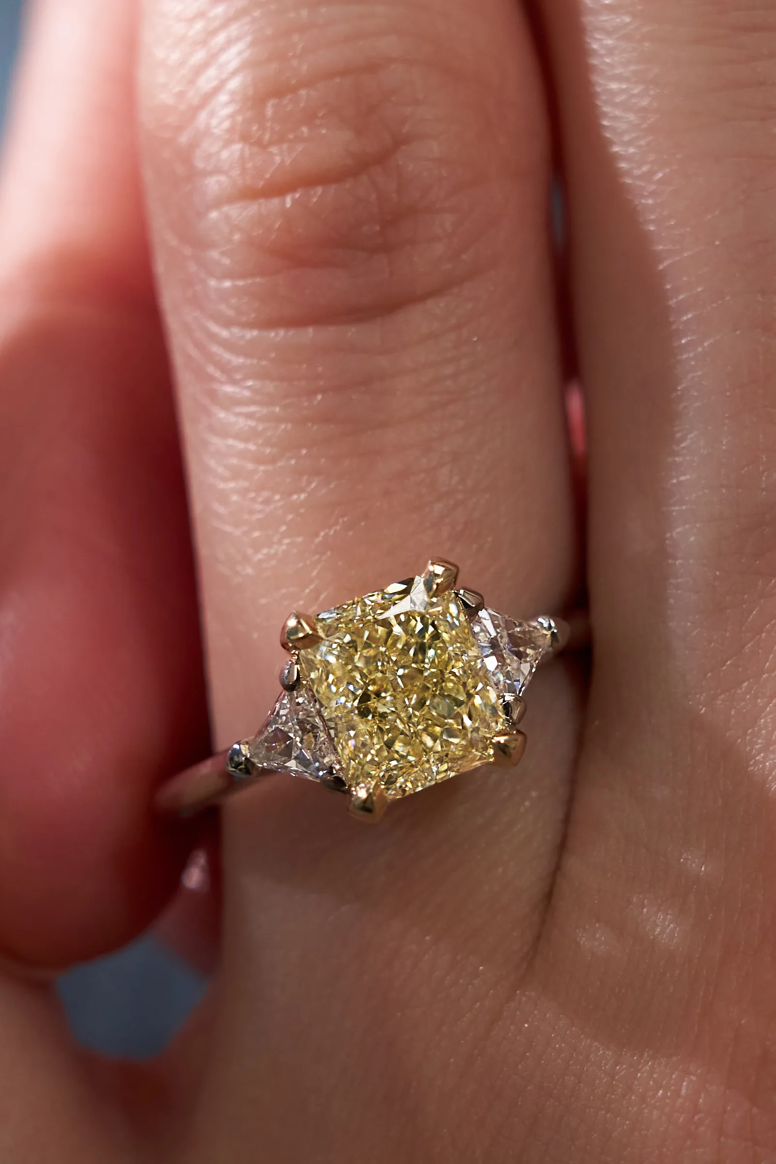 Ring 2.01 ct. Yellow diamond 2.01 ct. Colour Y-Z, clarity VS1 — 3