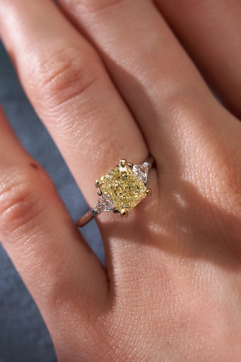 Ring 2.01 ct. Yellow diamond 2.01 ct. Colour Y-Z, clarity VS1