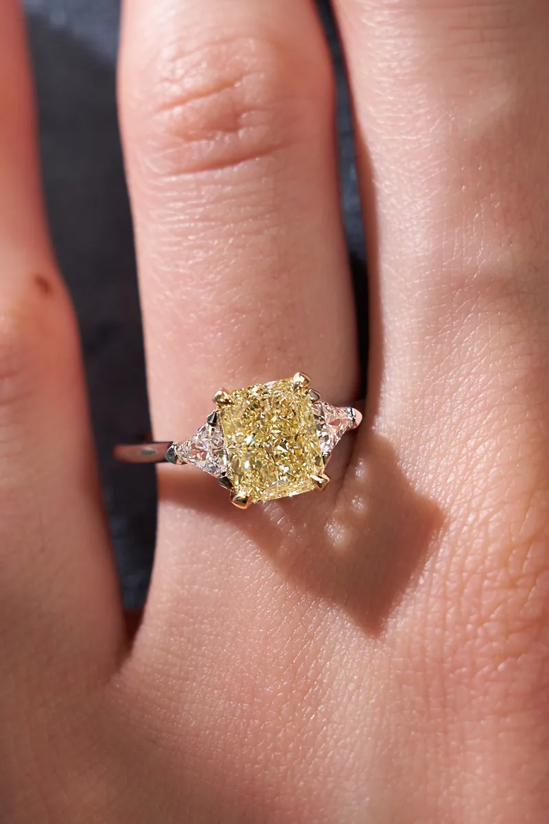 Ring 2.03 ct. Yellow diamond 2.03 ct. Colour Y-Z, clarity VS2
