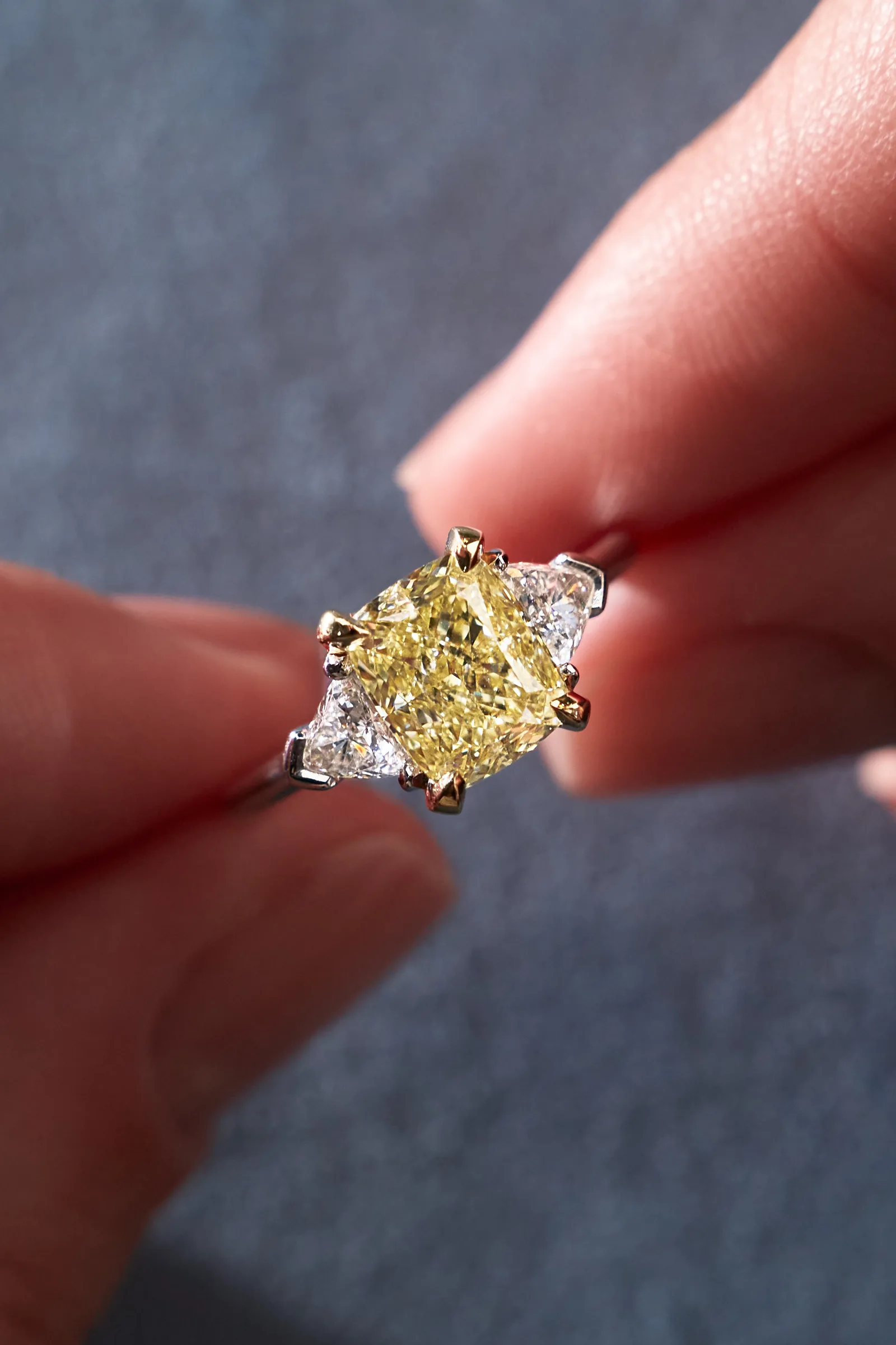 Ring 2.01 ct. Yellow diamond 2.01 ct. Colour Fancy light yellow, clarity VS1 — 3