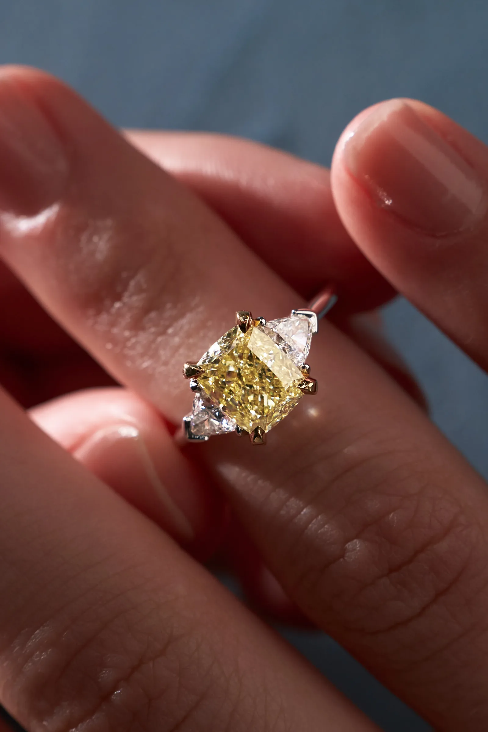 Ring 2.01 ct. Yellow diamond 2.01 ct. Colour Fancy light yellow, clarity VS1 — 2
