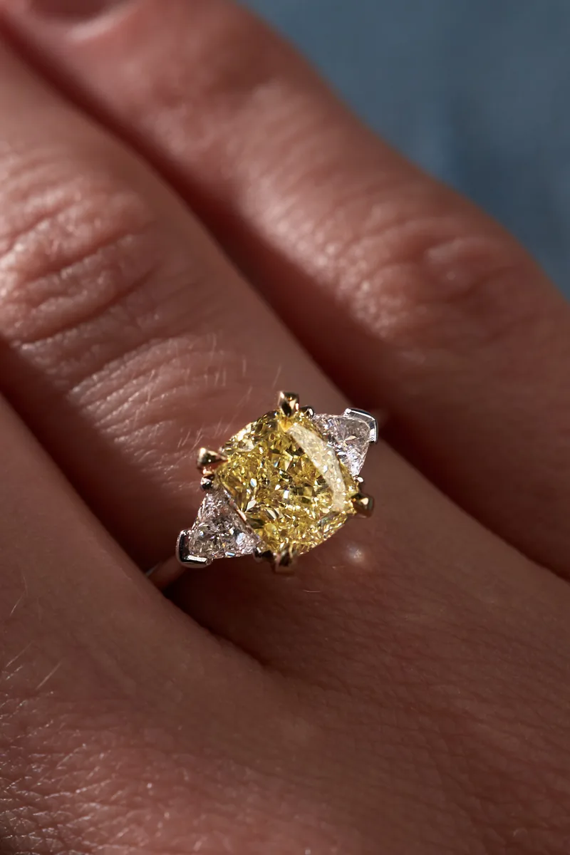 Ring 2.01 ct. Yellow diamond 2.01 ct. Colour Fancy light yellow, clarity VS1