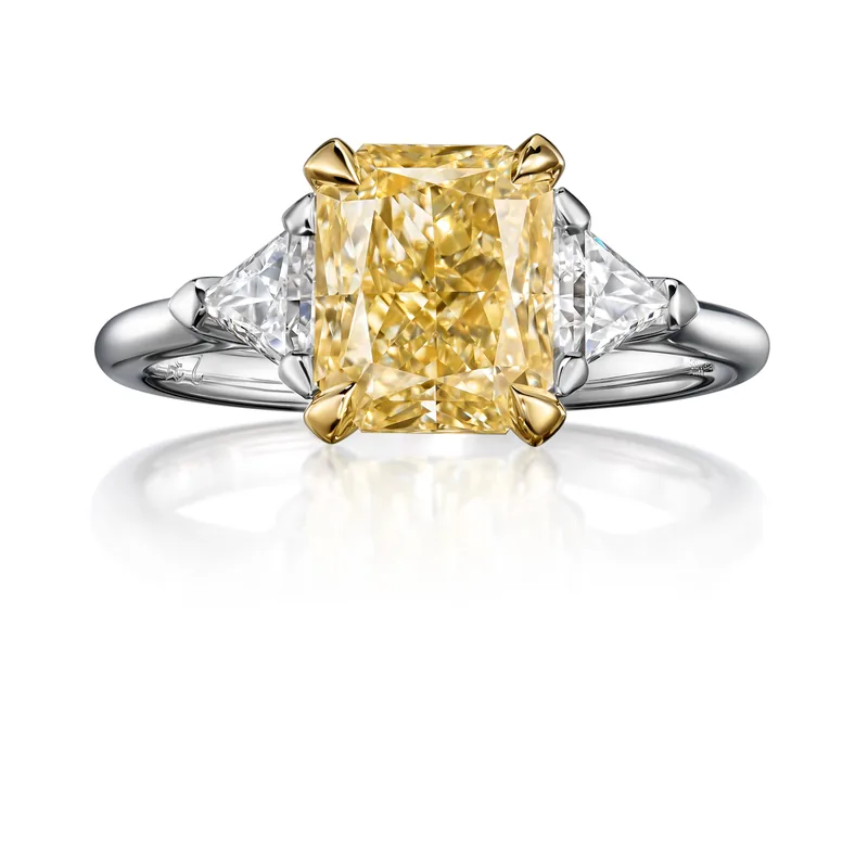 Ring 2.31 ct. Yellow diamond 2.31 ct. Colour W-X, clarity VS1