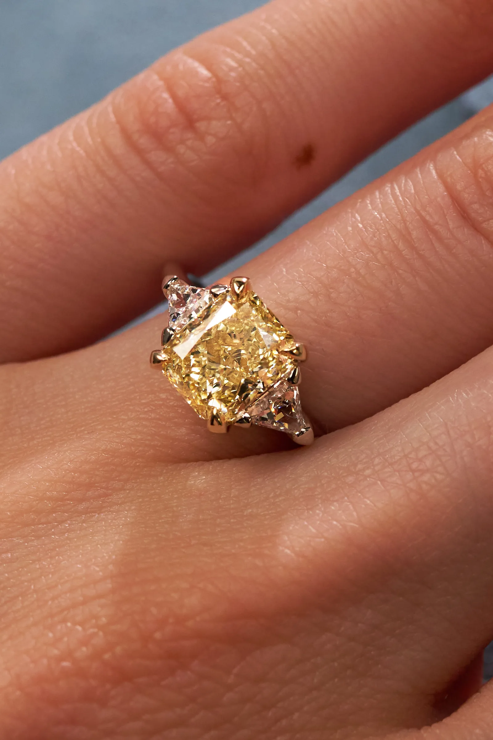 Ring 2.31 ct. Yellow diamond 2.31 ct. Colour W-X, clarity VS1 — 5