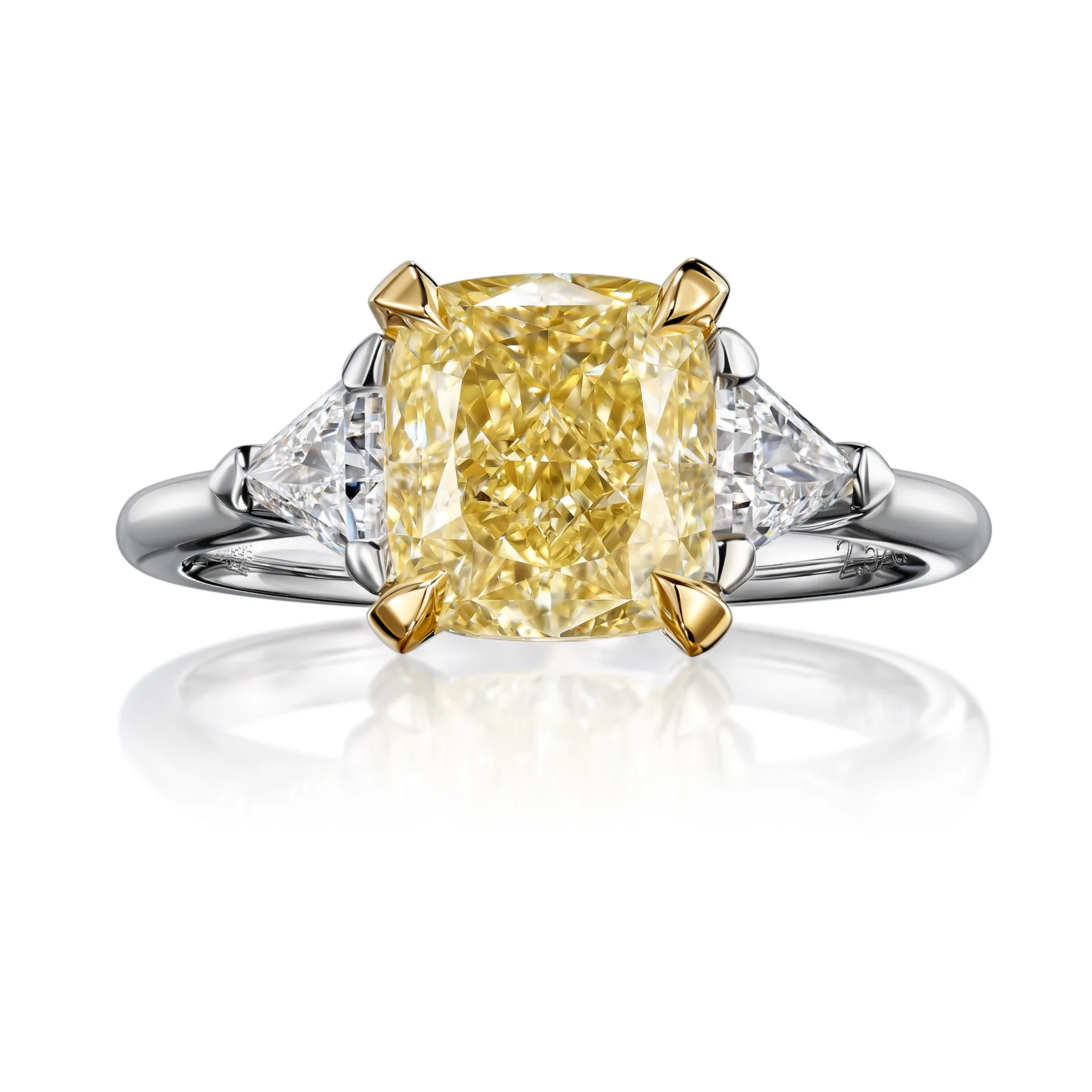 Ring 2.52 ct. Yellow diamond 2.52 ct. Colour W-X, clarity VVS2