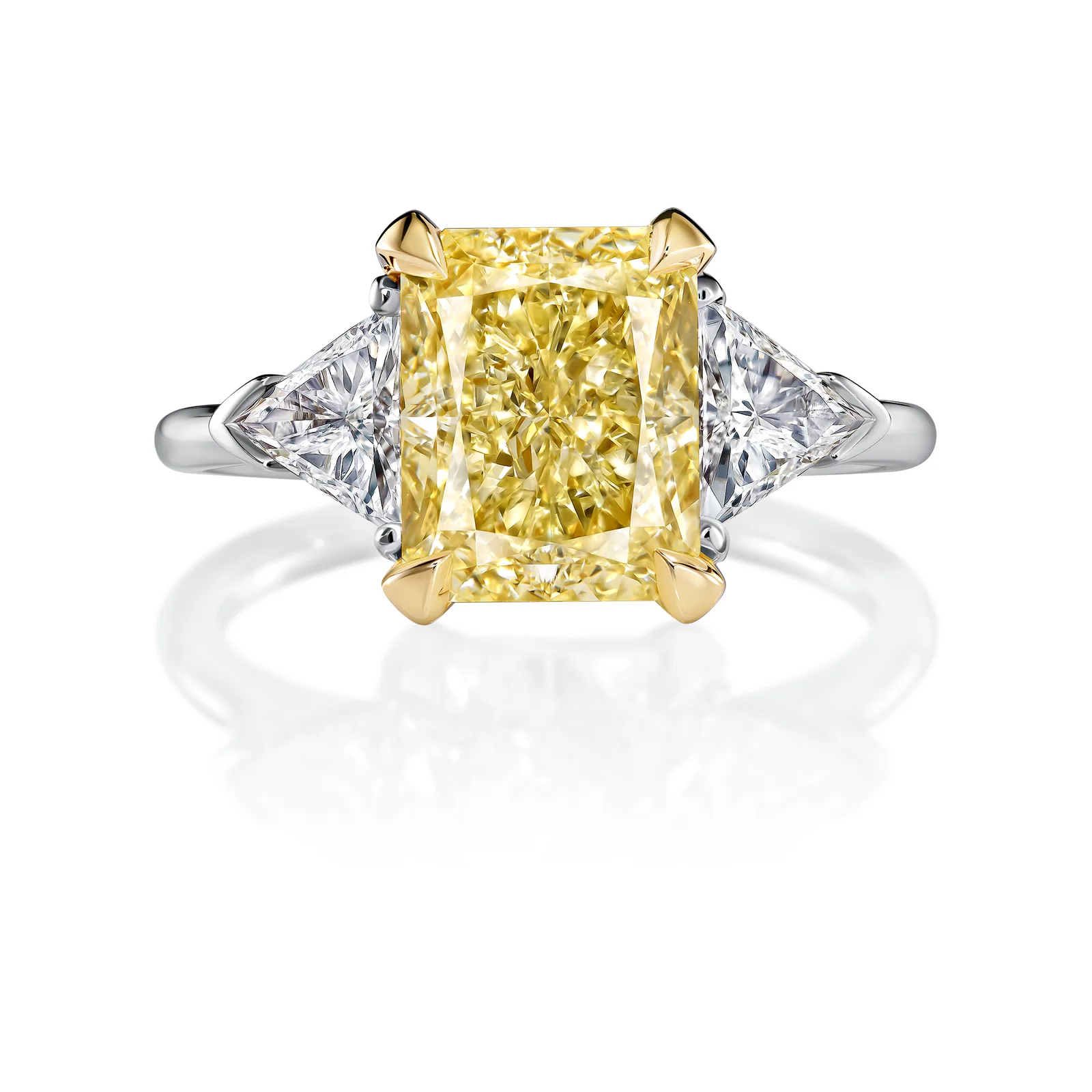 Ring 3.03 ct. Yellow diamond 3.03 ct. Colour W-X, clarity VS2