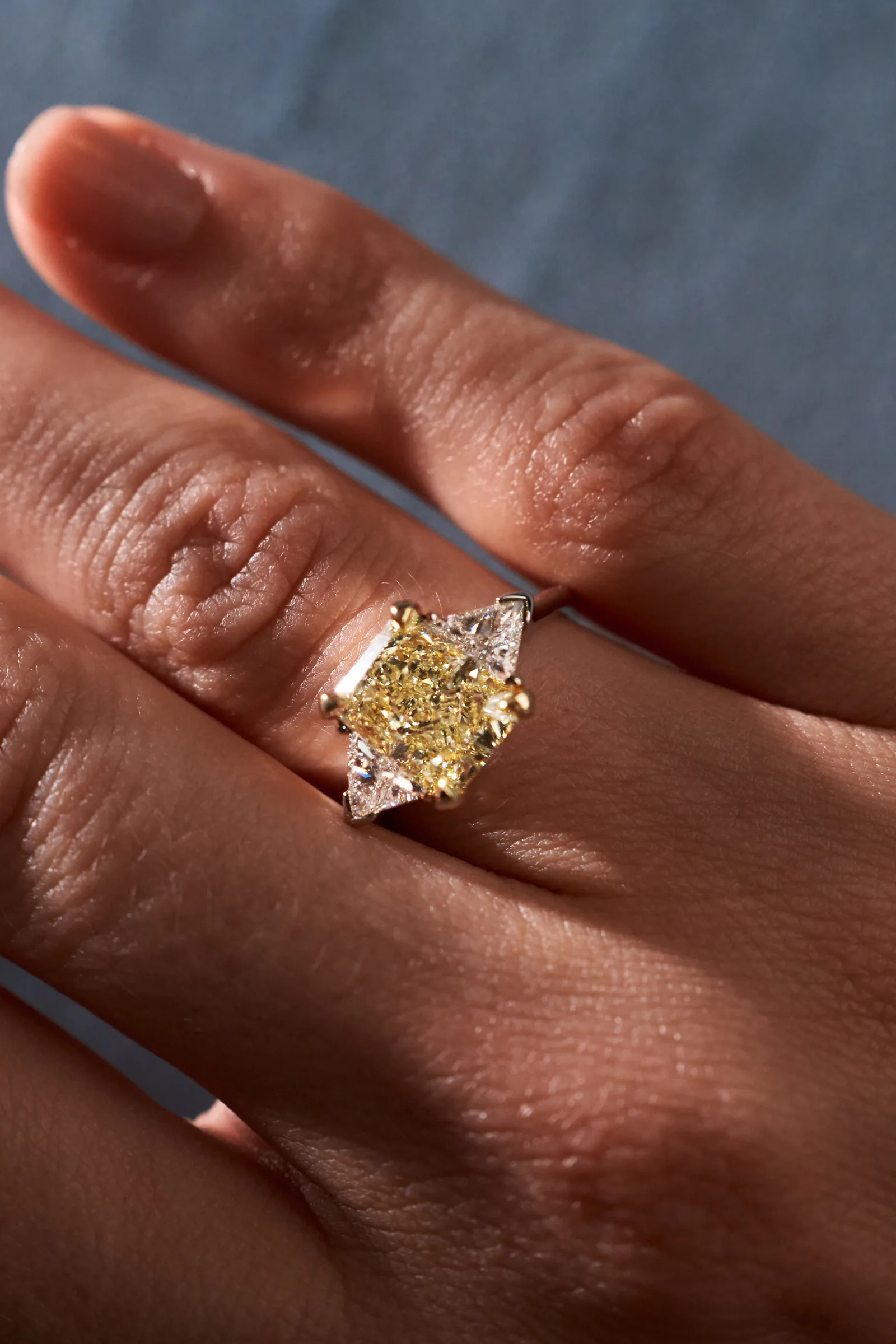 Ring 3.03 ct. Yellow diamond 3.03 ct. Colour W-X, clarity VS2 — 9
