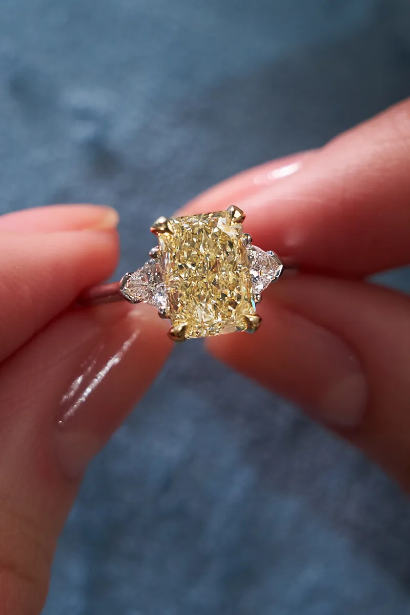 Ring 3.01 ct. Yellow diamond 3.01 ct. Colour W-X, clarity VVS2