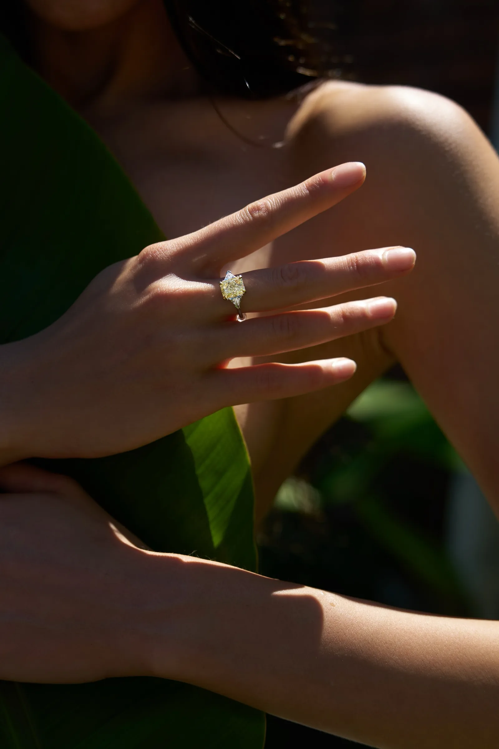 Ring 3.01 ct. Yellow diamond 3.01 ct. Colour Y-Z, clarity VS1