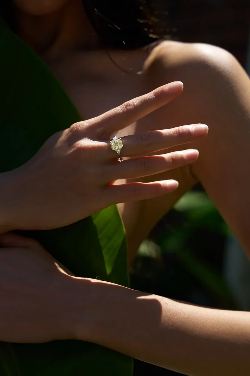 Ring 3.01 ct. Yellow diamond 3.01 ct. Colour Y-Z, clarity VS1