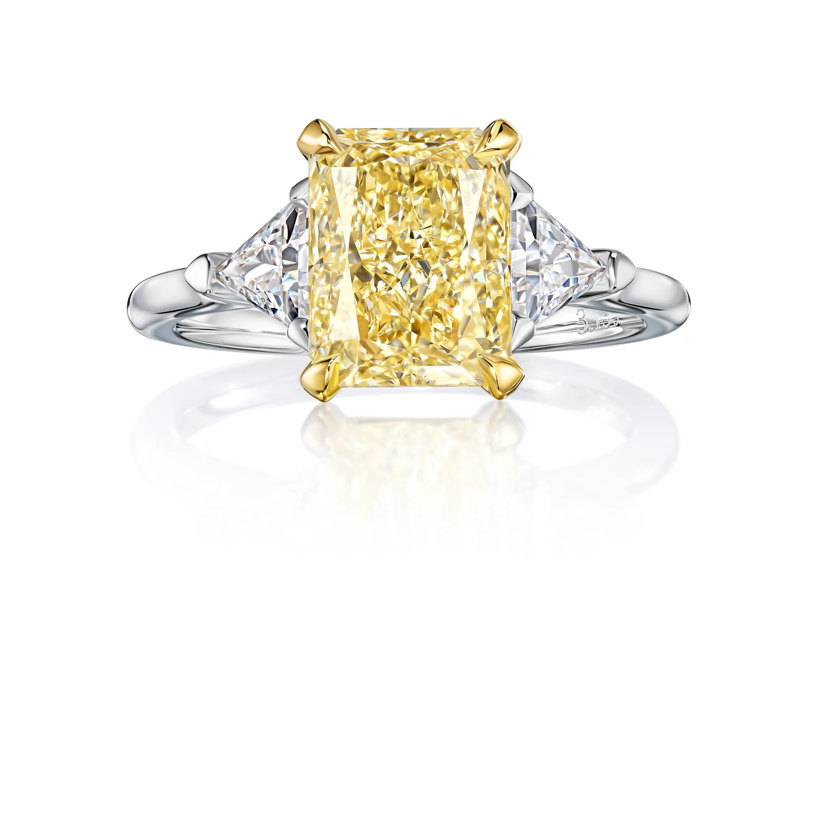 Ring 3.13 ct. Yellow diamond 3.13 ct. Colour Y-Z, clarity VVS2