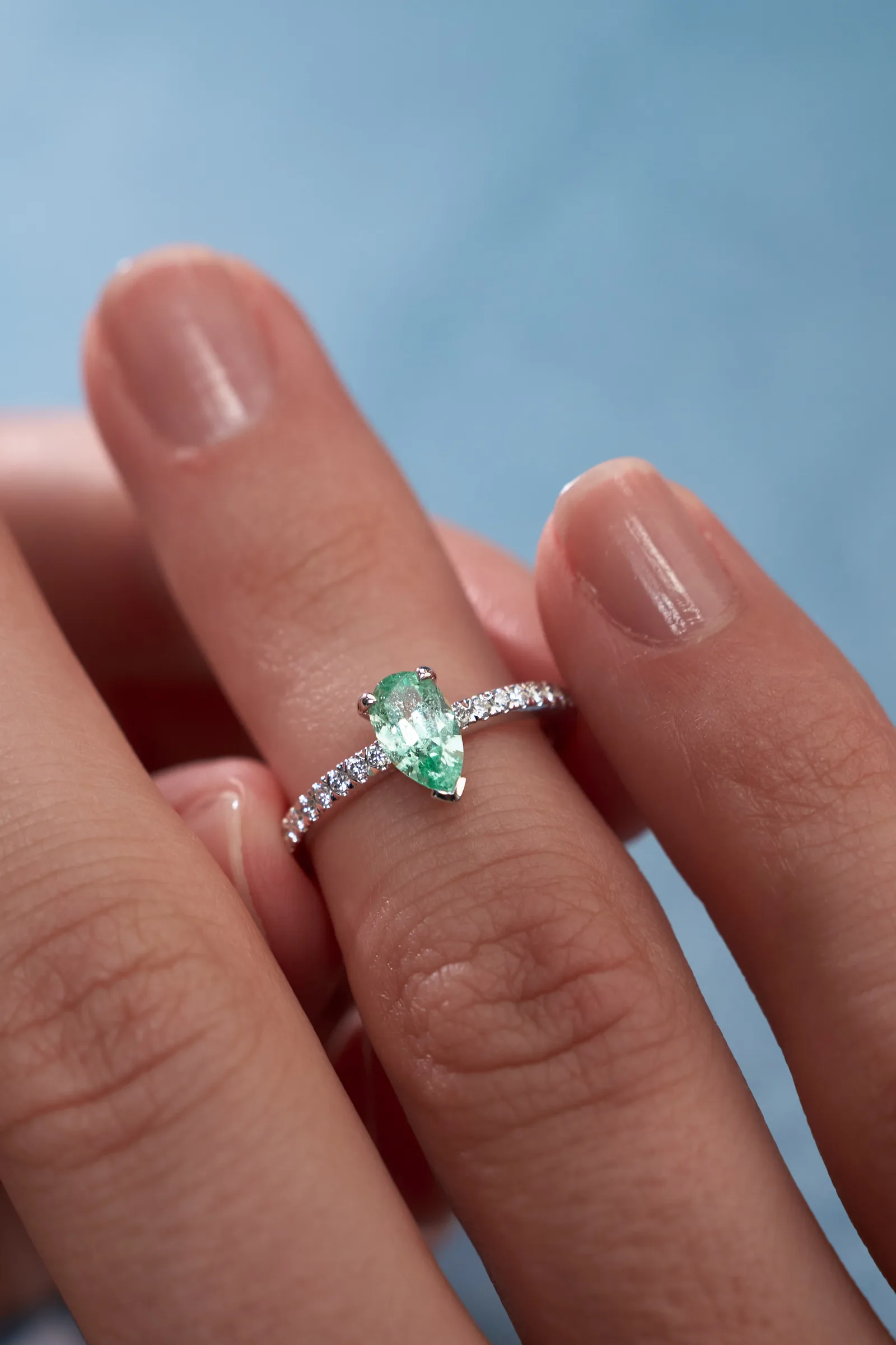 Ring 0.48 ct. Emerald 0.48 ct. Side diamonds 0.19 ct