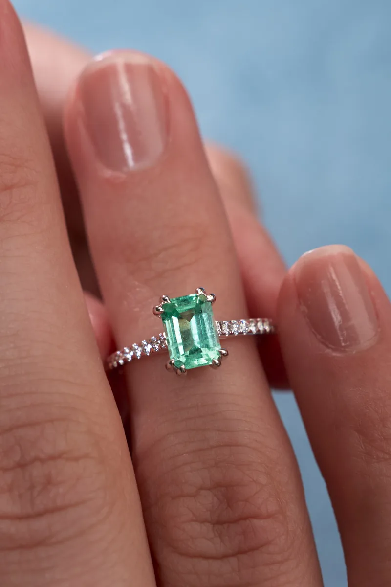 Ring 1.01 ct. Emerald 1.01 ct. Side diamonds 0.17 ct