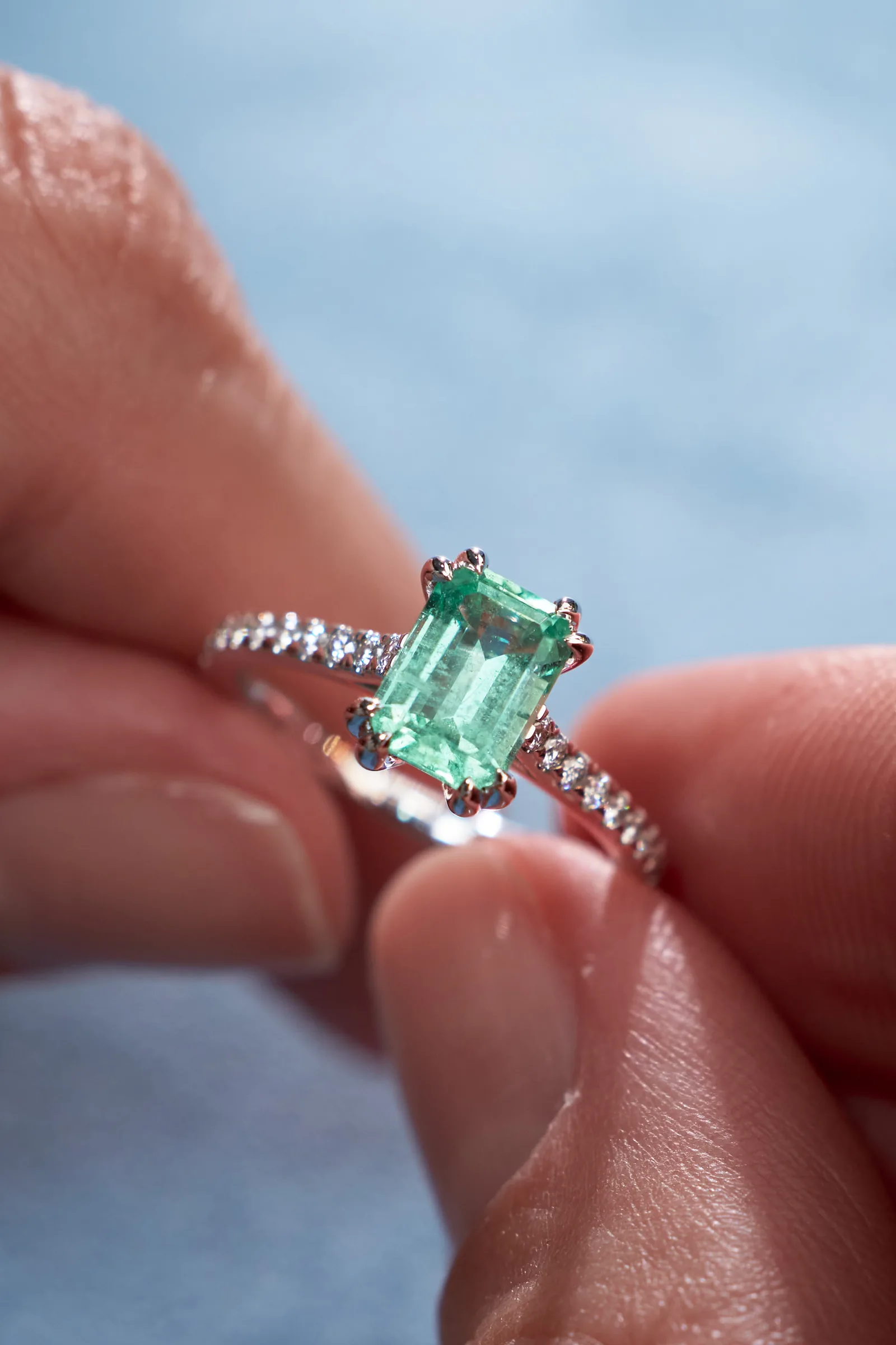 Ring 1.01 ct. Emerald 1.01 ct. Side diamonds 0.17 ct — 2