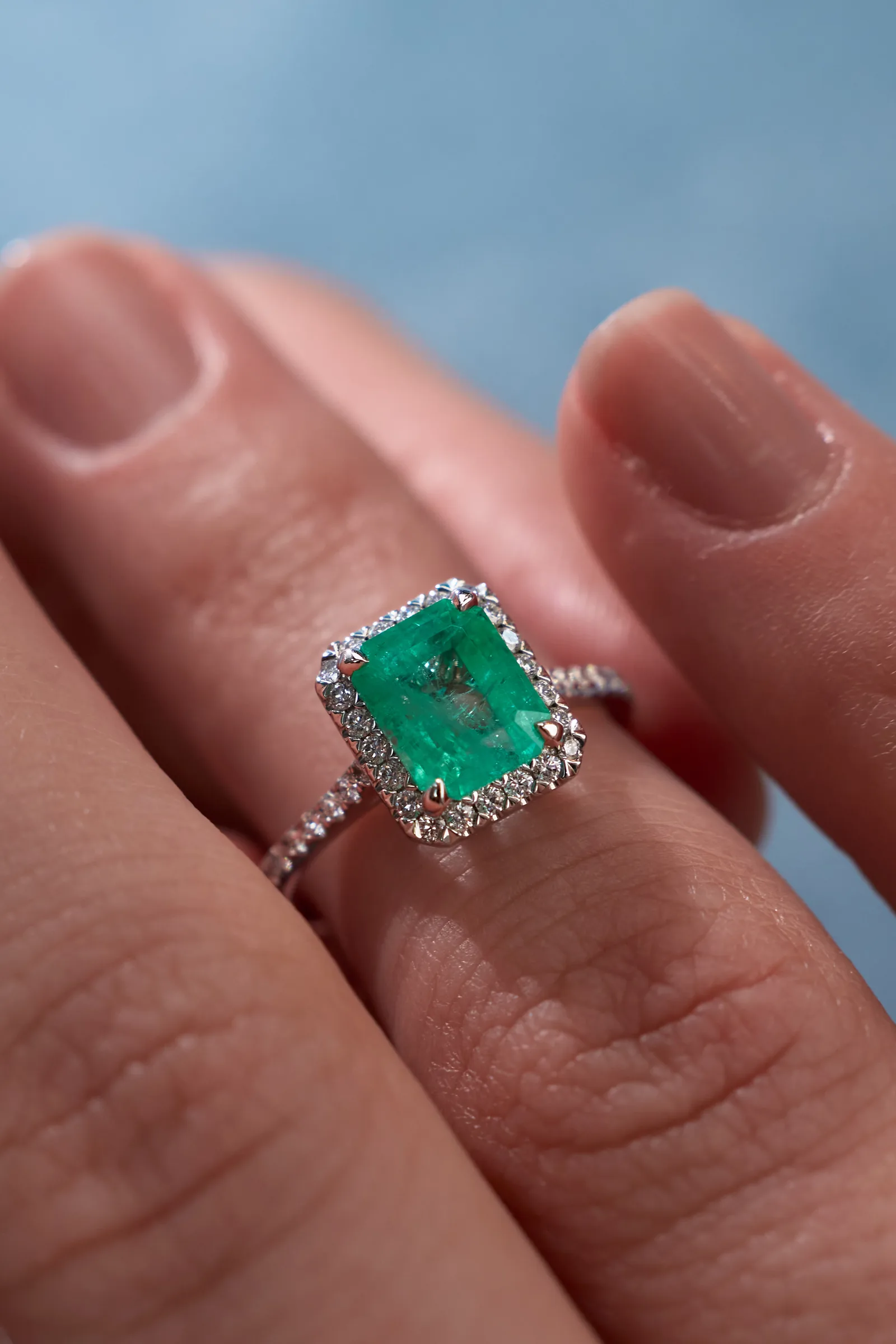 Ring 1.55 ct. Emerald 1.55 ct. Colour 5, Г3 (Russian grading)