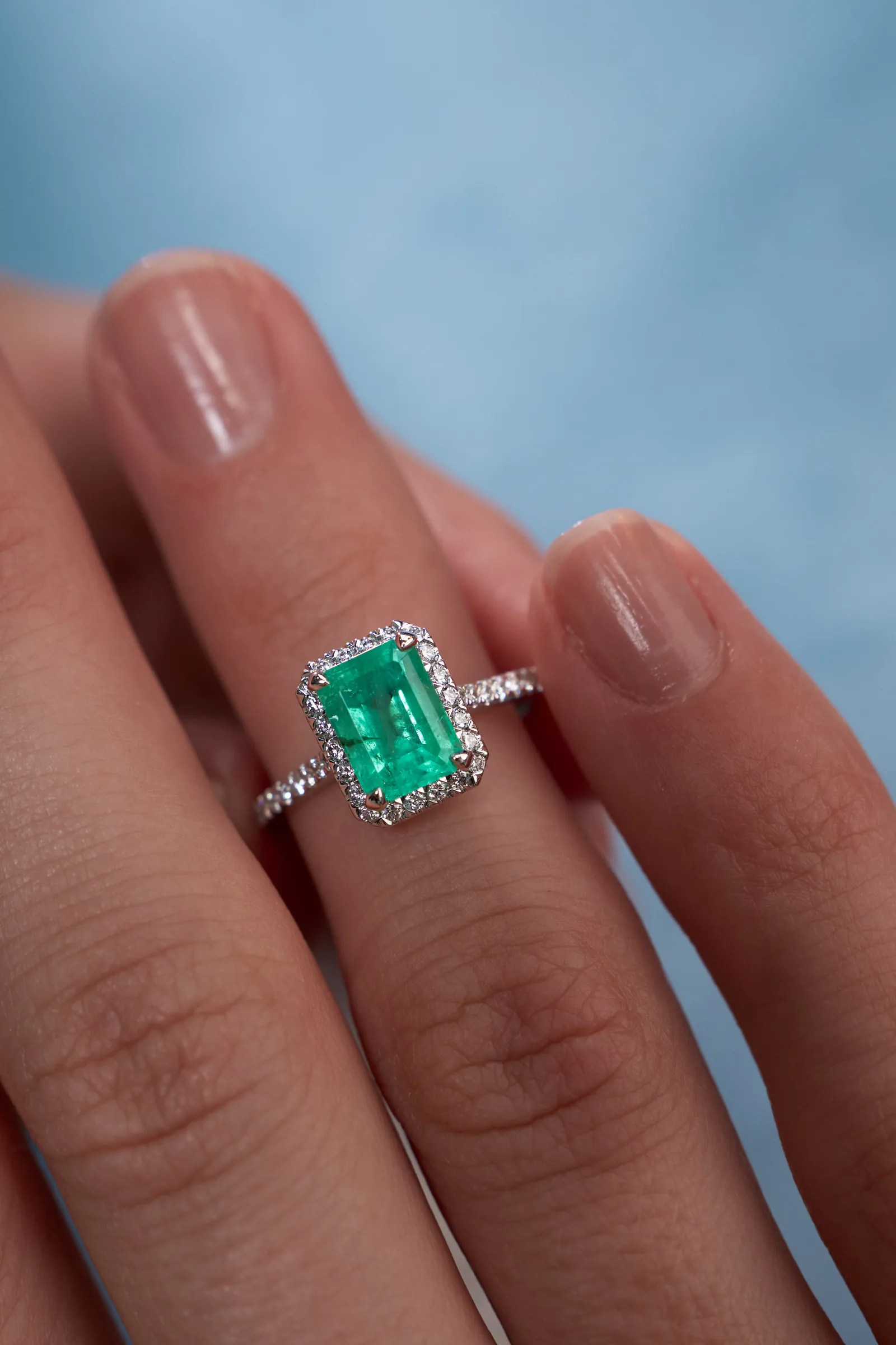 Ring 1.55 ct. Emerald 1.55 ct. Colour 4, Г3 (Russian grading)