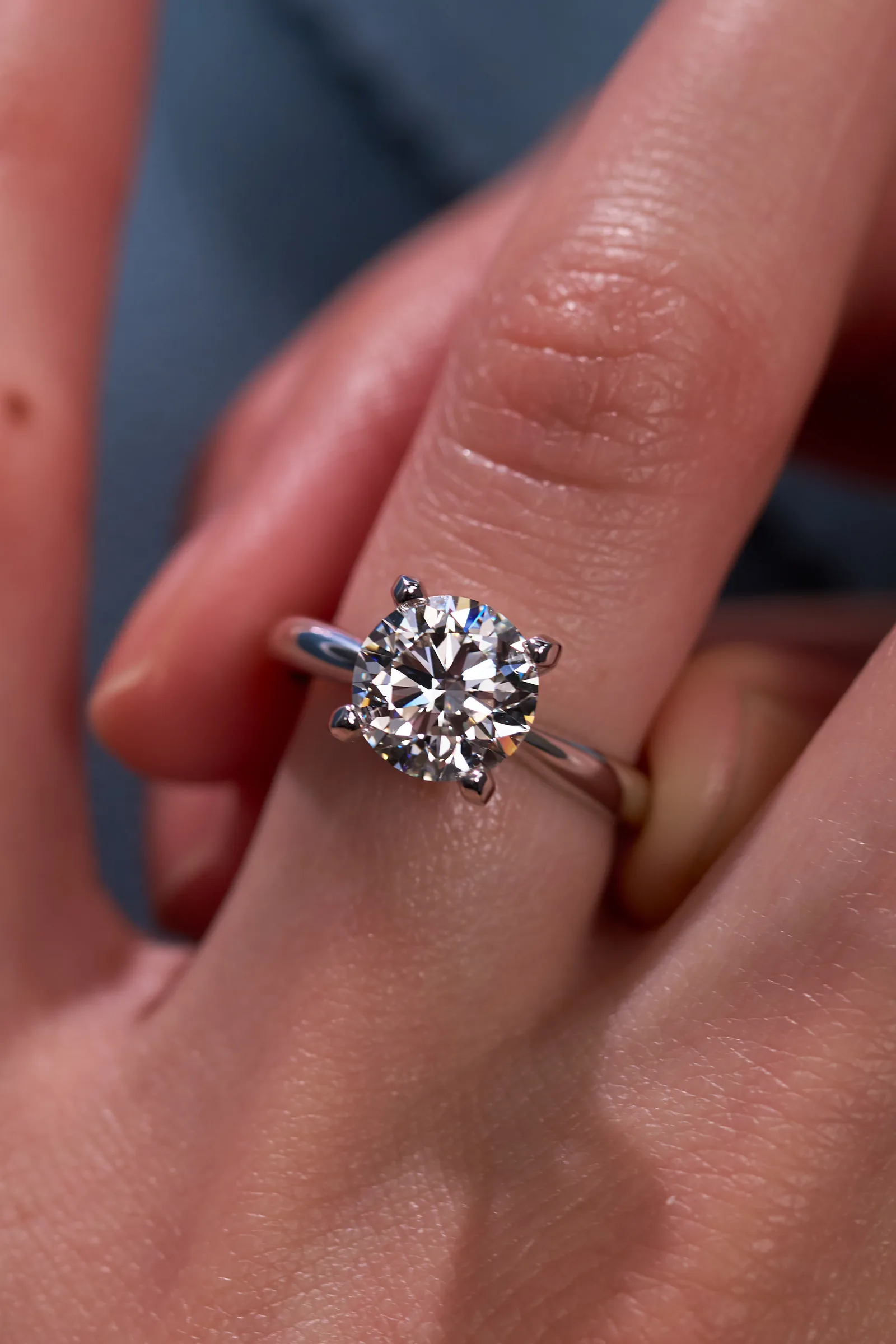 Ring 1.90 ct. White diamond 1.90 ct. Colour J, clarity VS2