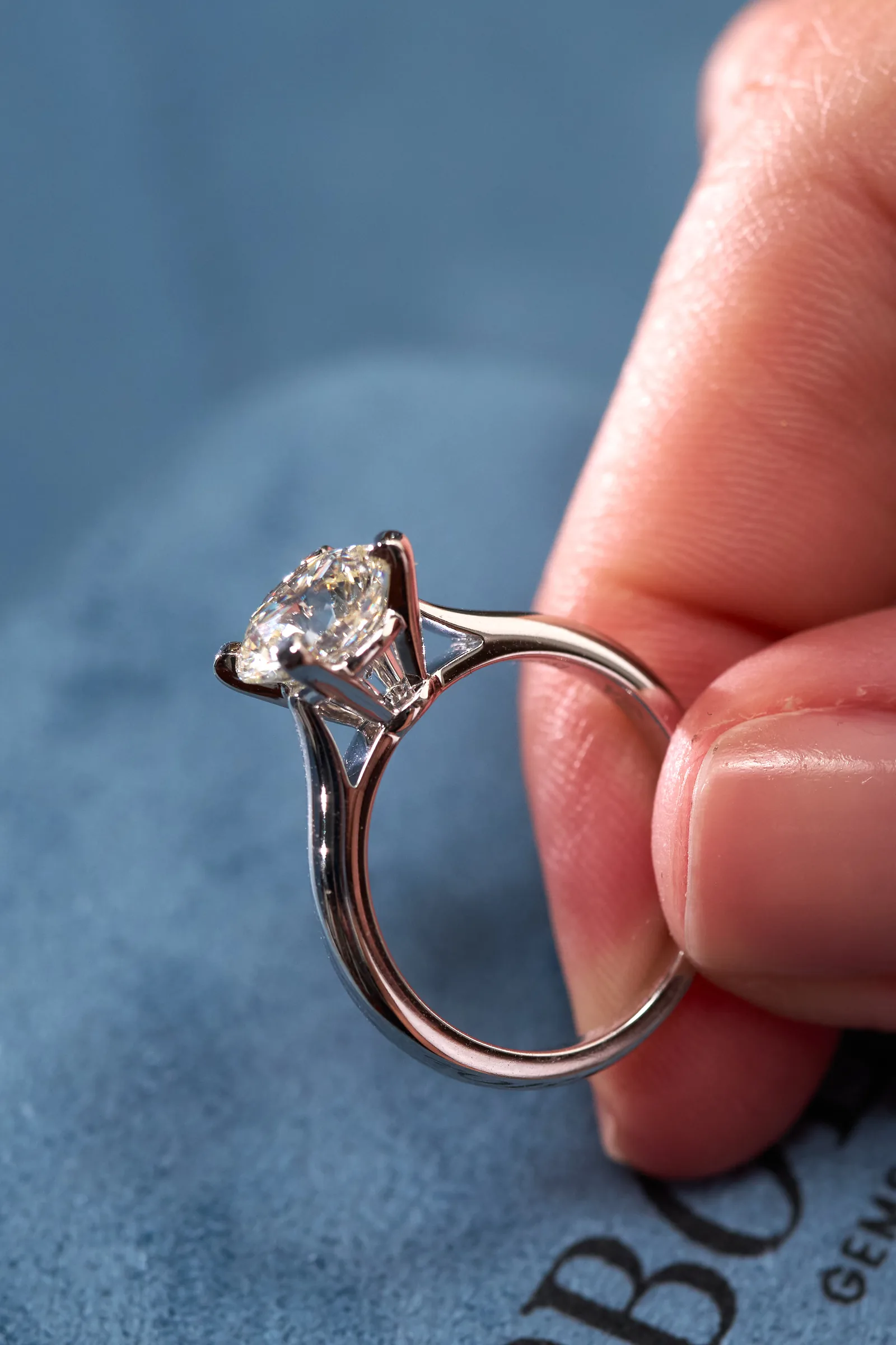 Ring 2.00 ct. White diamond 2.00 ct. Colour K, clarity VS2 — 3