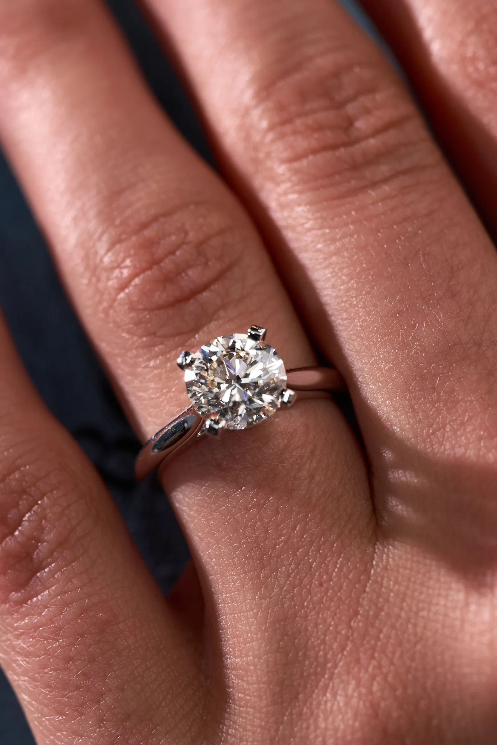 Ring 2.00 ct. White diamond 2.00 ct. Colour K, clarity VS2