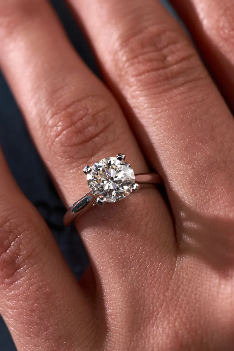 Ring 2.00 ct. White diamond 2.00 ct. Colour K, clarity VS2