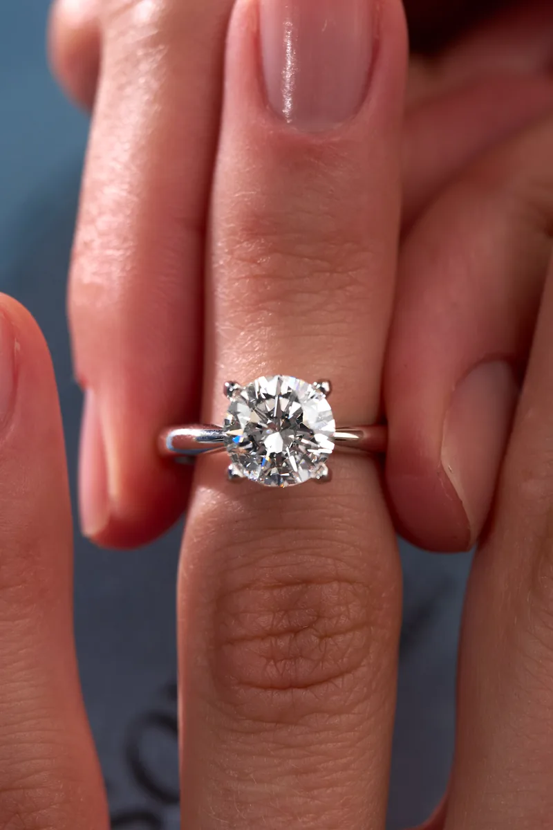 Ring 2.00 ct. White diamond 2.00 ct. Colour I, clarity VS2