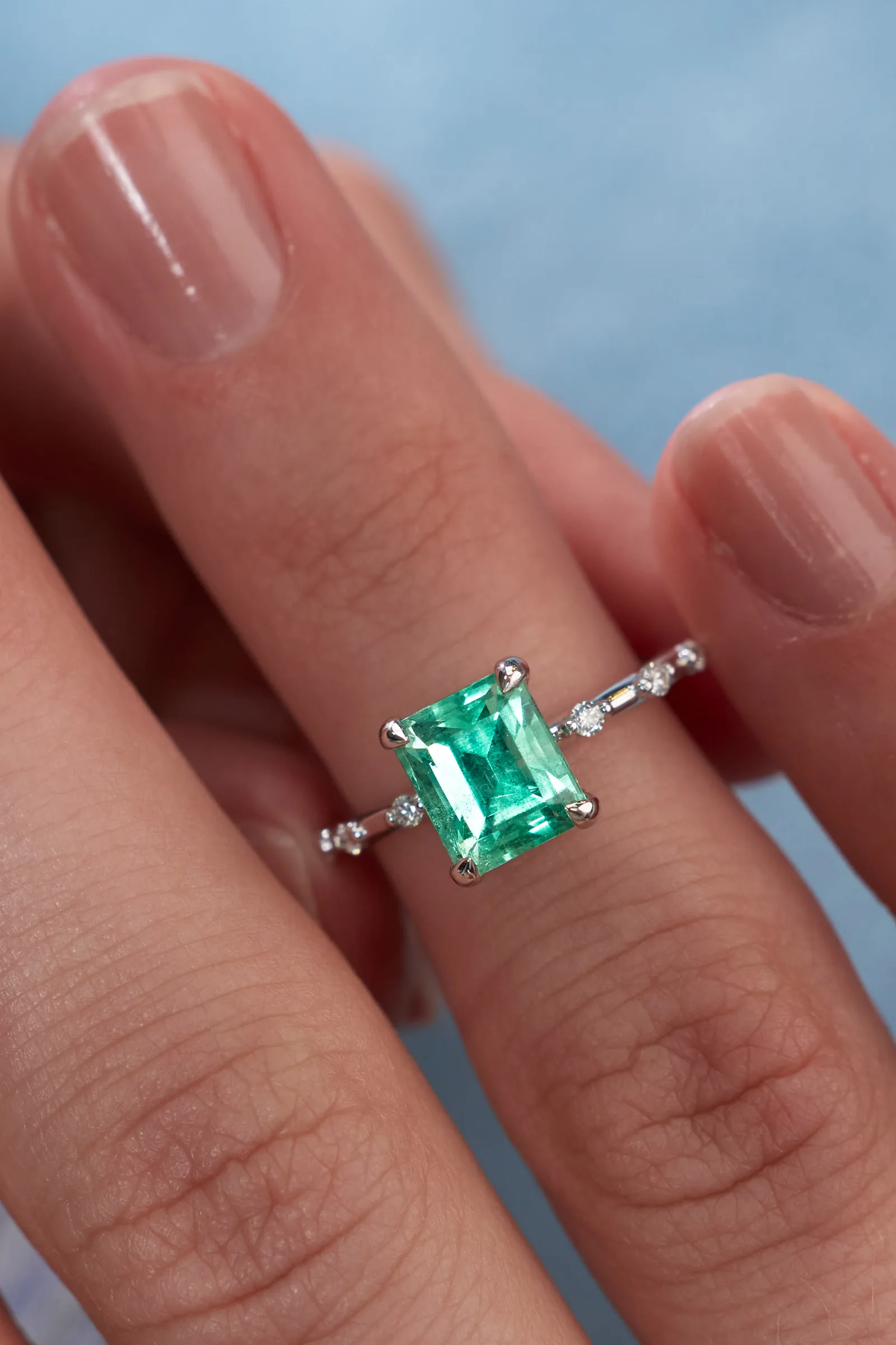 Ring 1.76 ct. Emerald 1.76 ct. Side diamonds 0.08 ct