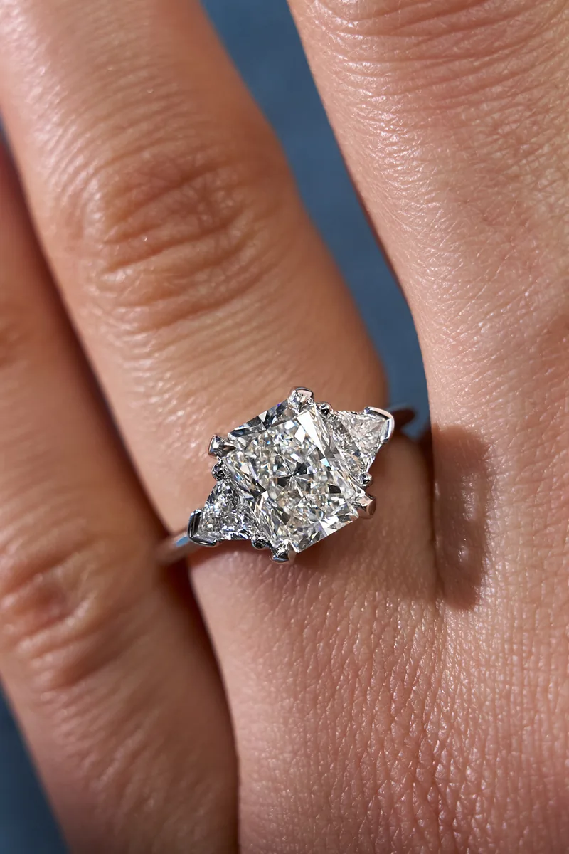 Ring 2.01 ct. White diamond 2.01 ct. Colour I, clarity VS2