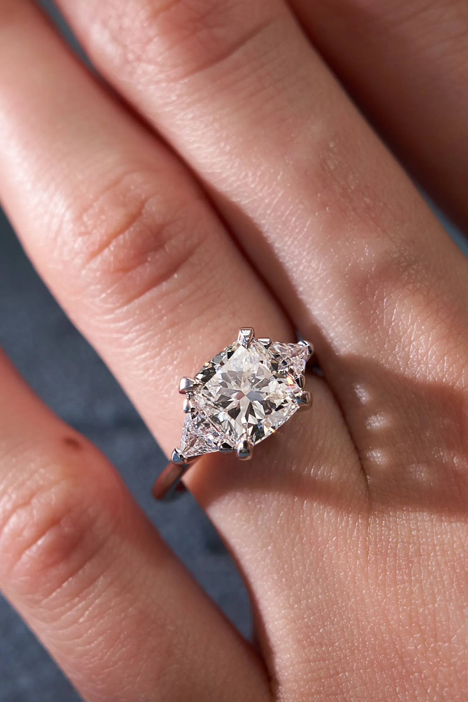 Ring 2.01 ct. White diamond 2.01 ct. Colour G, clarity VS1