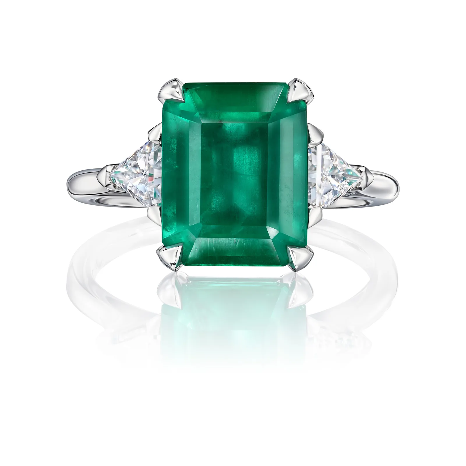 Ring 3.80 ct. Emerald 3.80 ct. Side diamonds 0.50 ct
