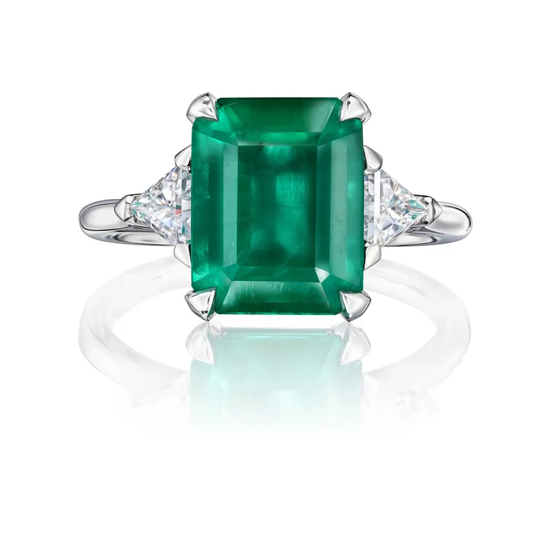 Ring 3.80 ct. Emerald 3.80 ct. Side diamonds 0.50 ct
