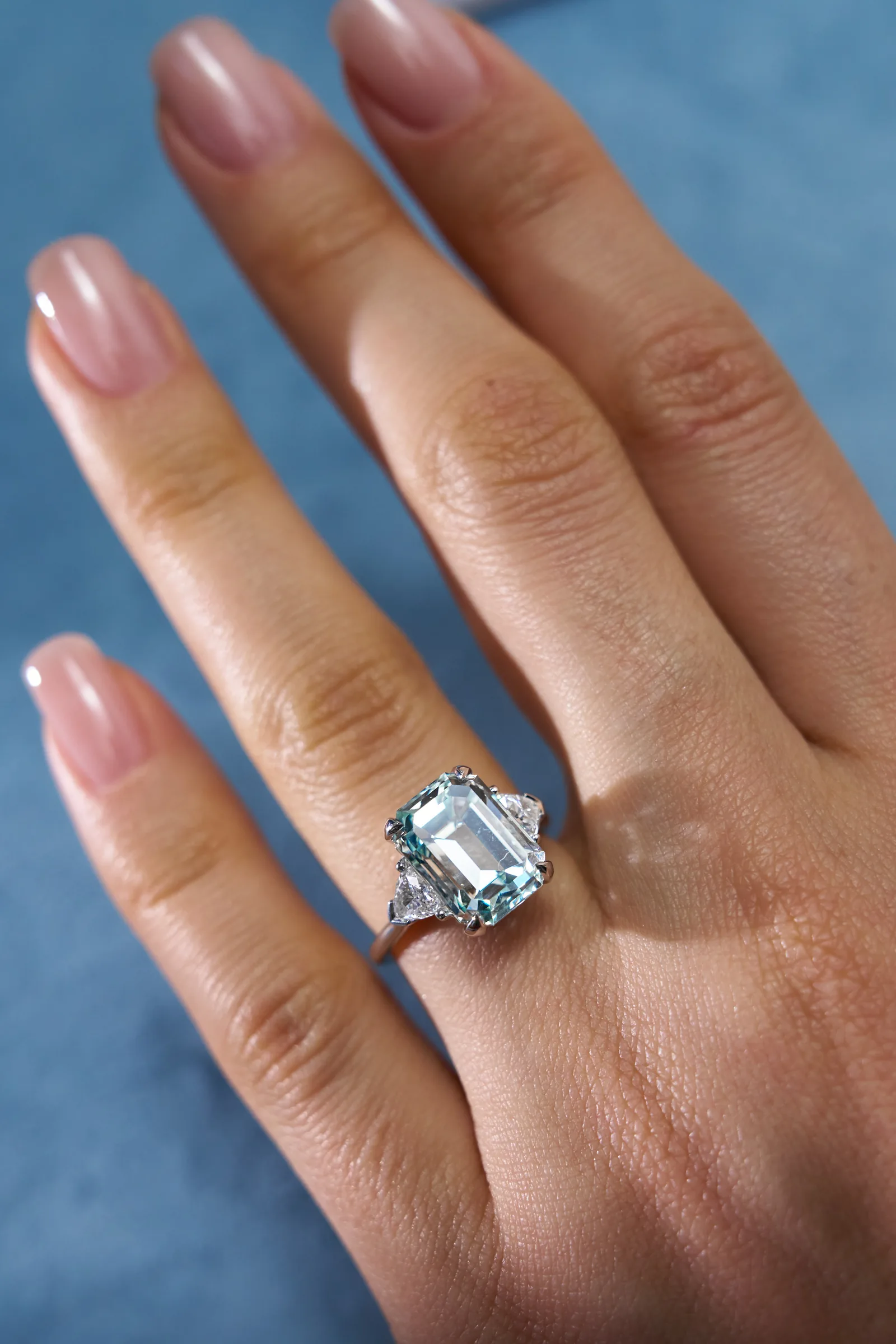 Ring 5.13 ct. Aquamarine 5.13 ct. Side diamonds 0.49 ct — 3