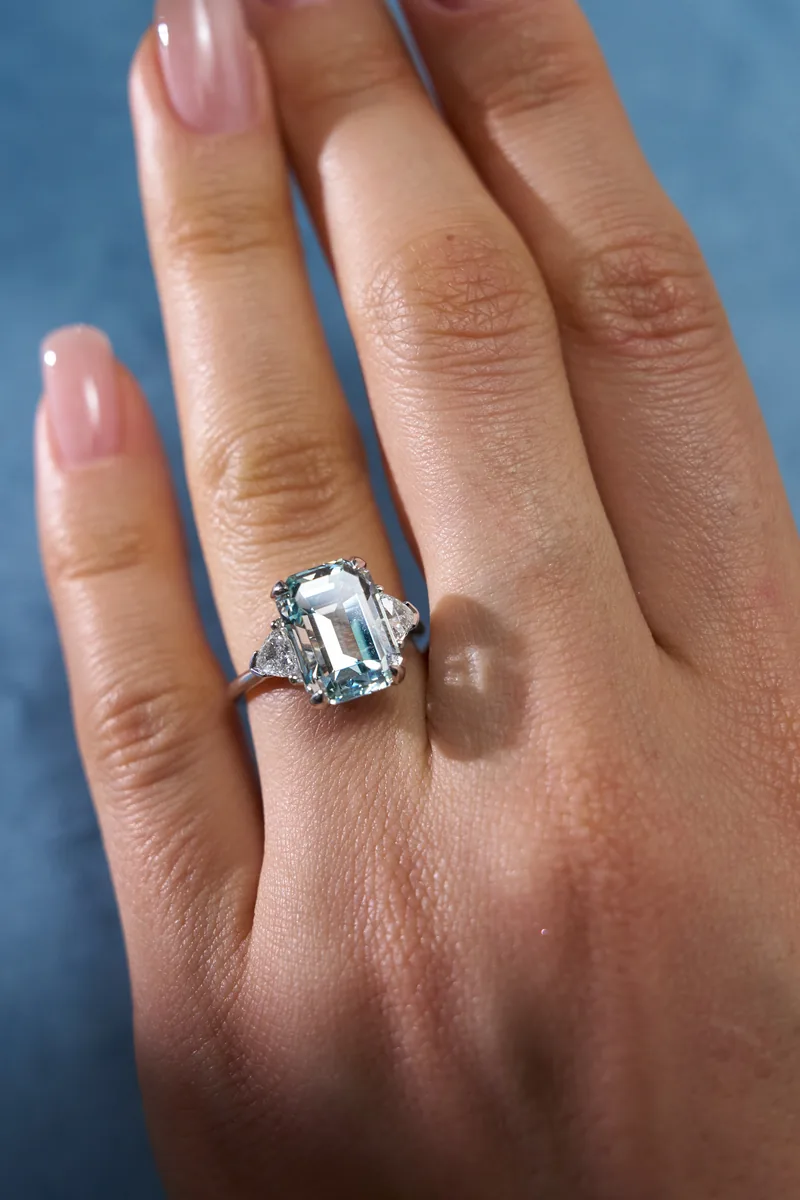Ring 5.13 ct. Aquamarine 5.13 ct. Side diamonds 0.49 ct