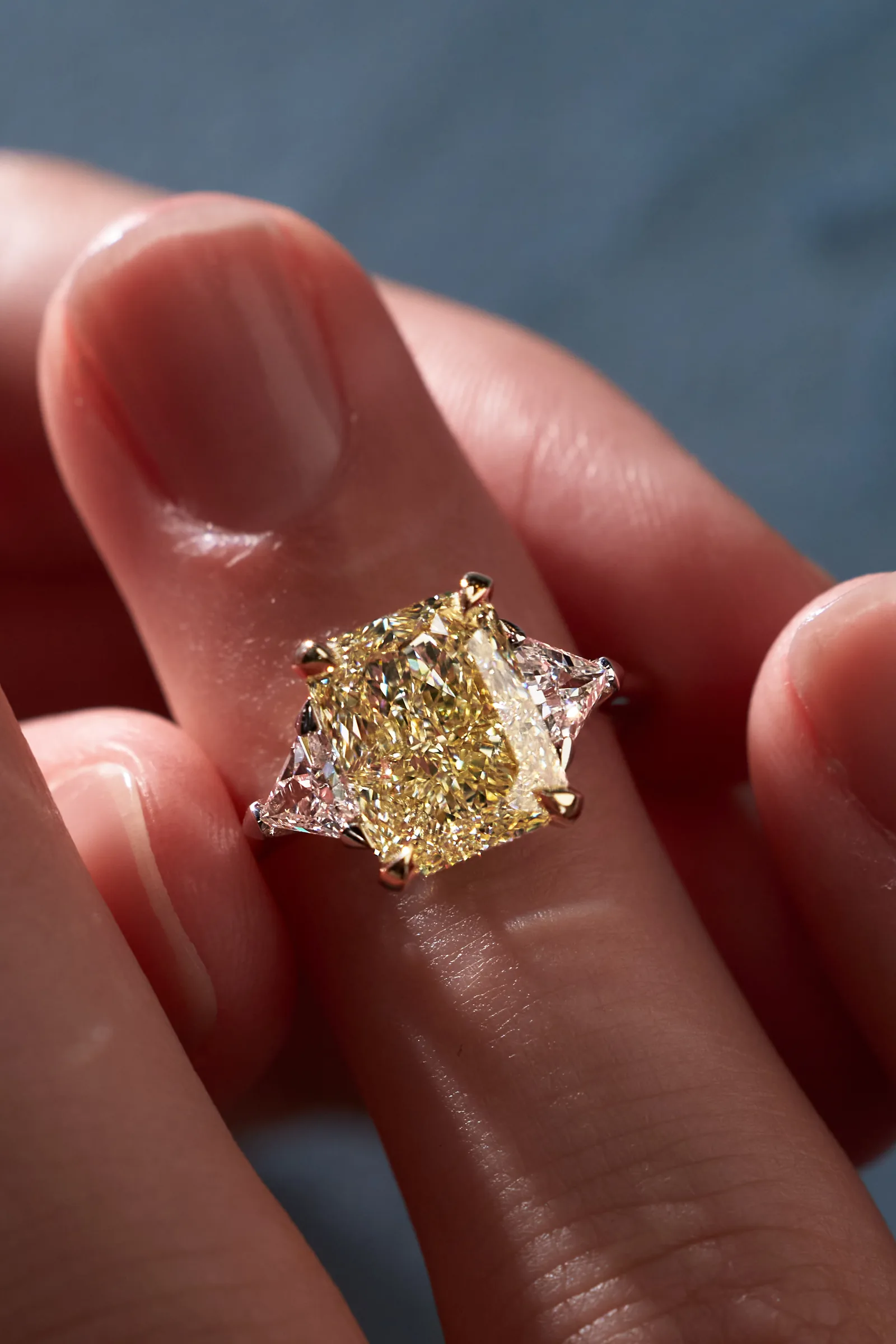 Ring 3.51 ct. Yellow diamond 3.51 ct. Colour W-X, clarity VS1 — 3
