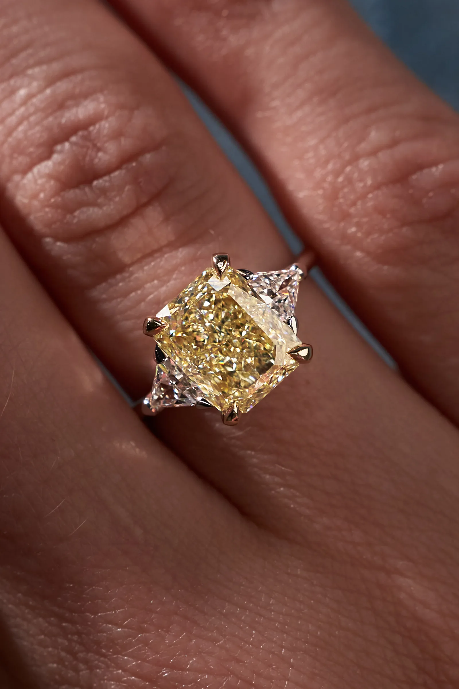 Ring 3.51 ct. Yellow diamond 3.51 ct. Colour W-X, clarity VS1