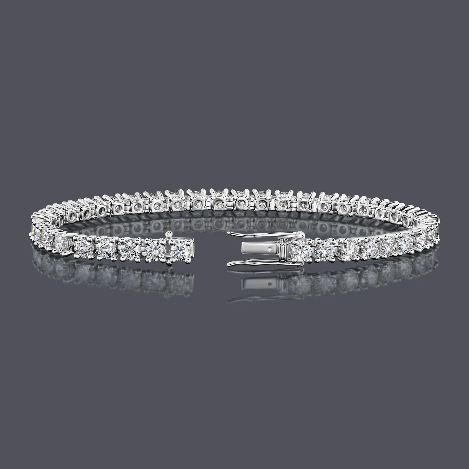 Bracelet 6.05 ct. White diamond 6.05 ct. 585 gold — model photo — 2