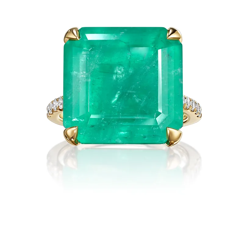 Ring 21.72 ct. Emerald 21.72 ct. Side diamonds 0.33 ct