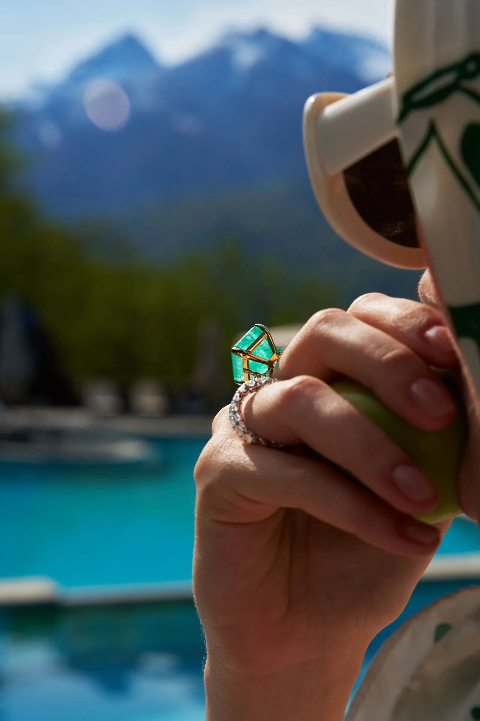 Ring 21.72 ct. Emerald 21.72 ct. Side diamonds 0.33 ct — 2