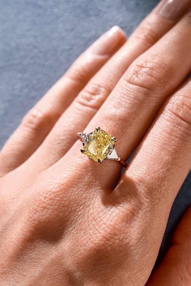 Ring 3.02 ct. Yellow diamond 3.02 ct. Colour Fancy Yellow, clarity VS1