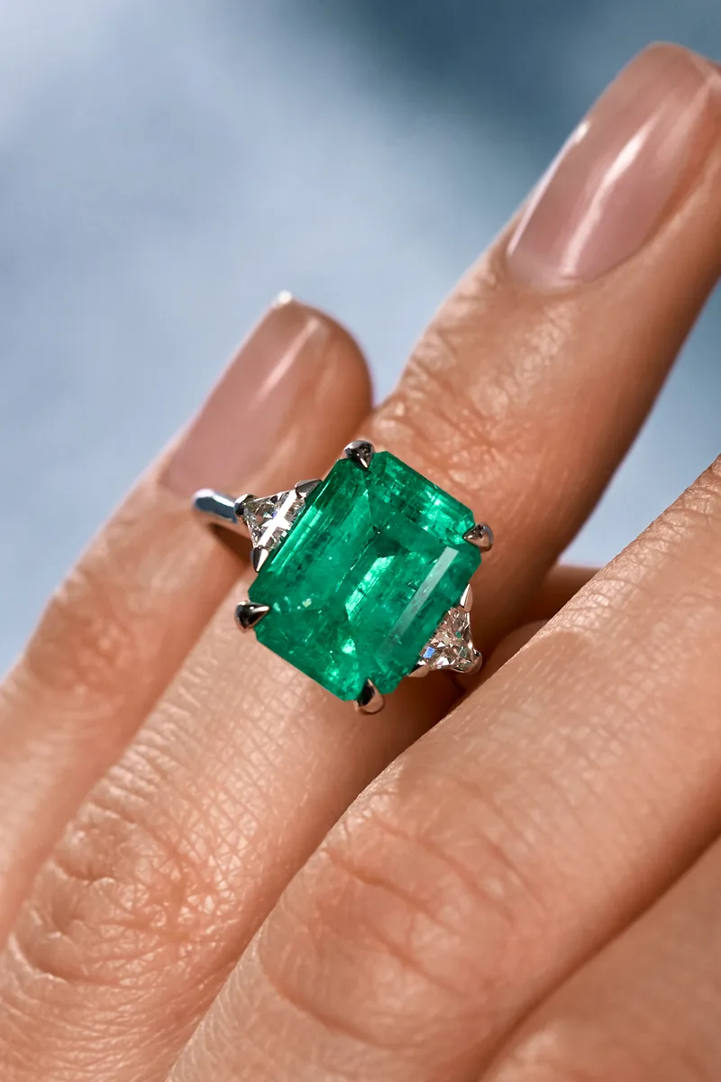 Ring 5.43 ct. Emerald 5.43 ct. Colour 3, G3 (Russian grading)