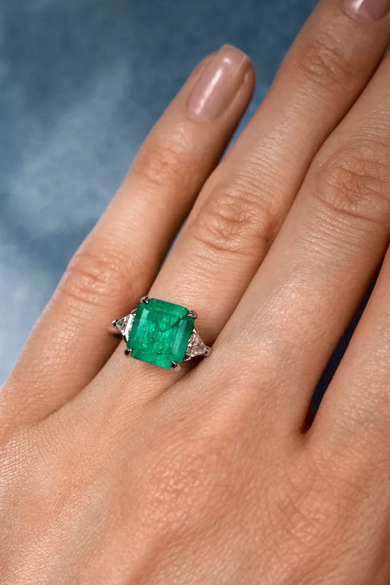 Ring 3.57 ct. Emerald 3.57 ct. Colour 3, G3 (Russian grading)