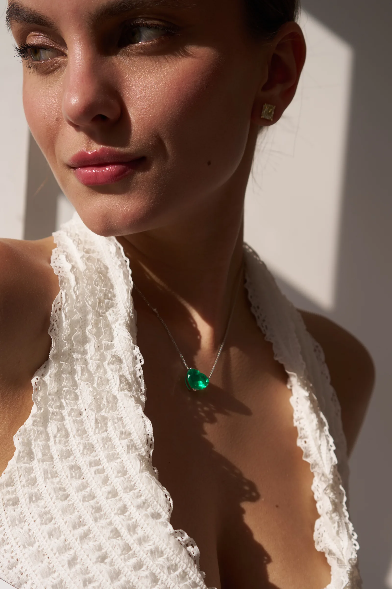 Necklace 8.83 ct. Emerald 8.83 ct. Side diamonds 0.12 ct — 6
