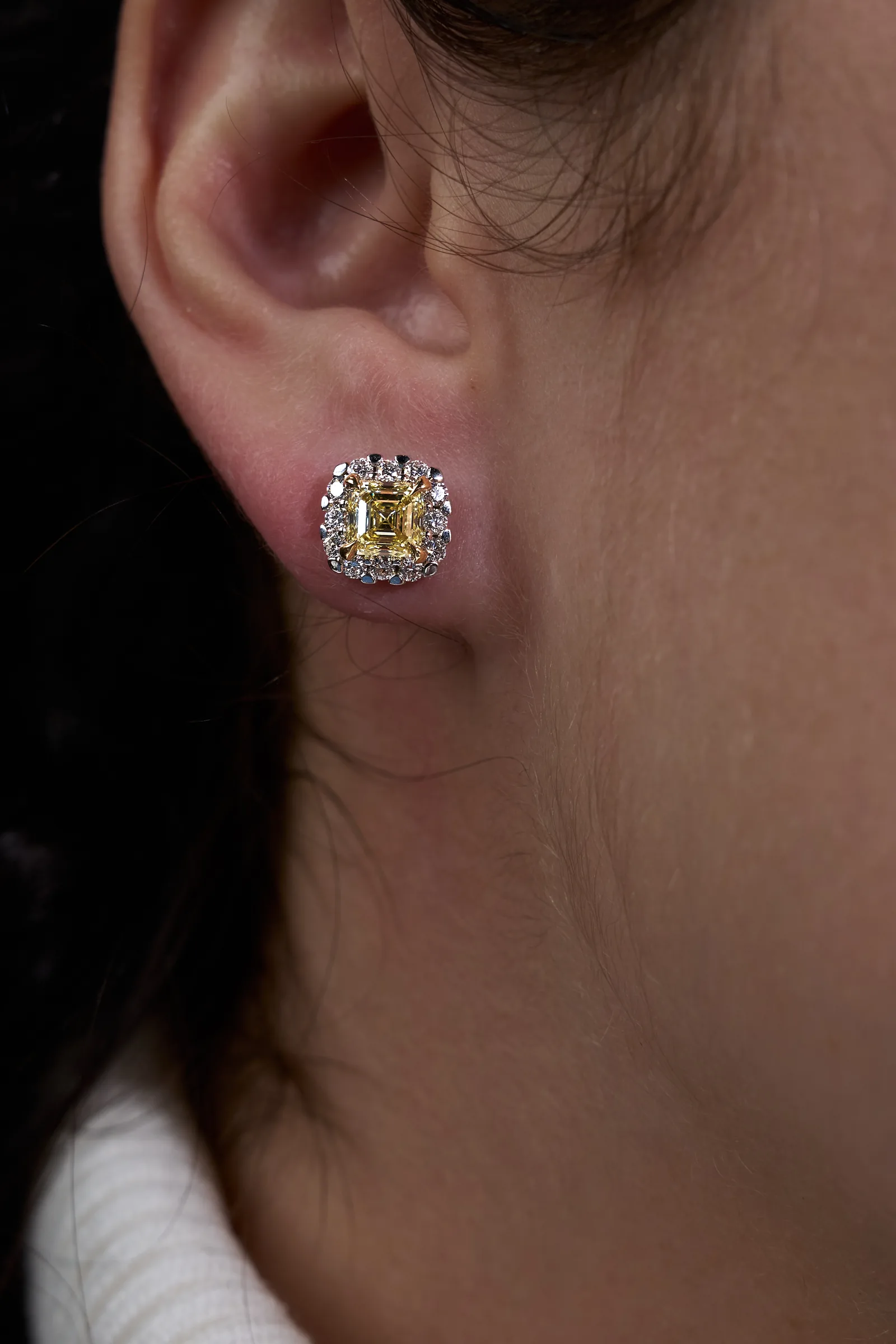 Stud earrings 1.17 + 1.05 ct. Yellow diamonds 1.17 + 1.05 ct. Colour Fancy light yellow, clarity VS1 / VVS1 — 7