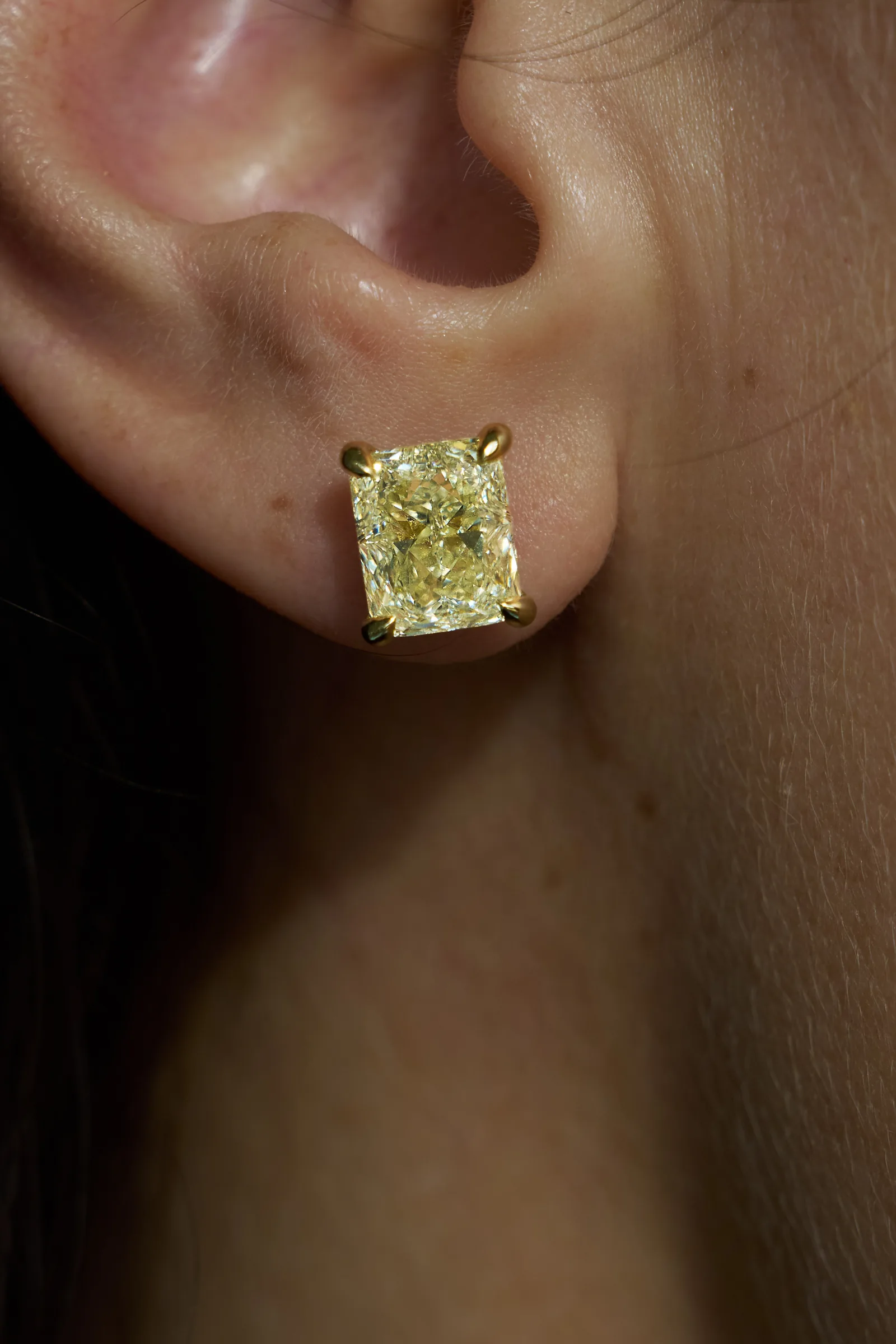 Stud earrings 3.03 + 3.02 ct. Yellow diamonds 3.03 + 3.02 ct. Colour U-V, clarity VS1 / VVS2 — 3