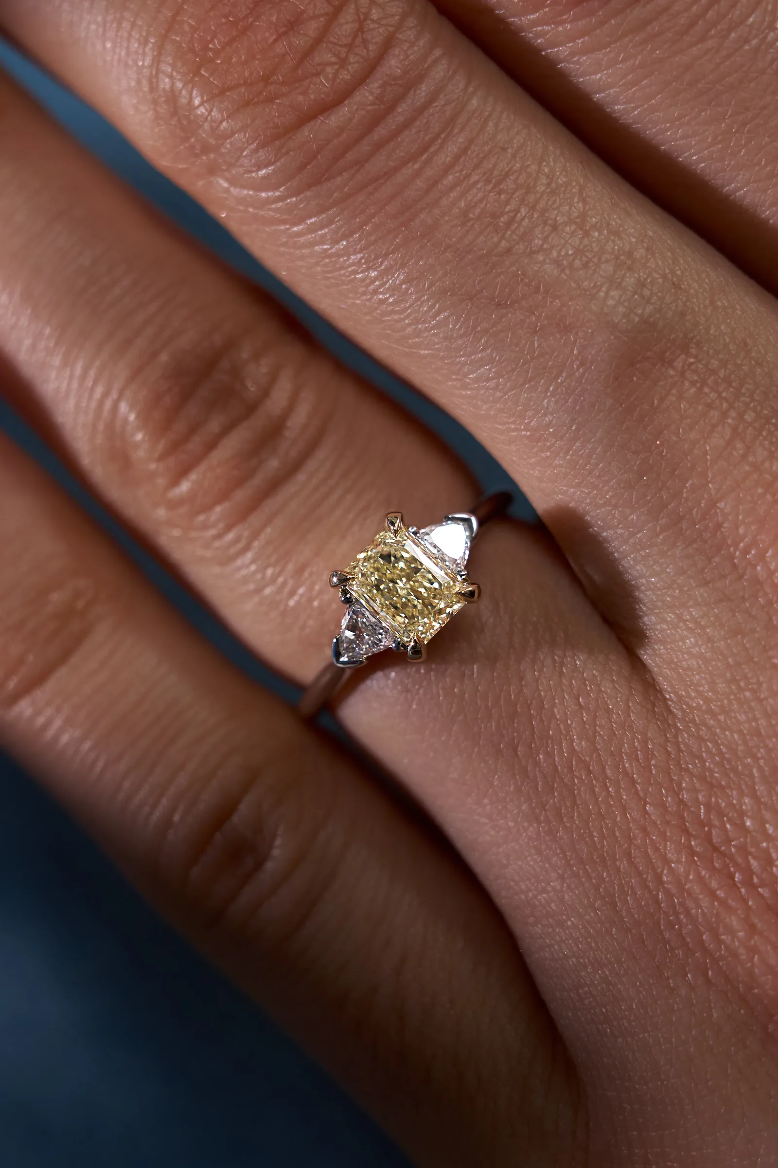 Ring 1.00 ct. Yellow diamond 1.00 ct. Colour W-X, clarity VS2