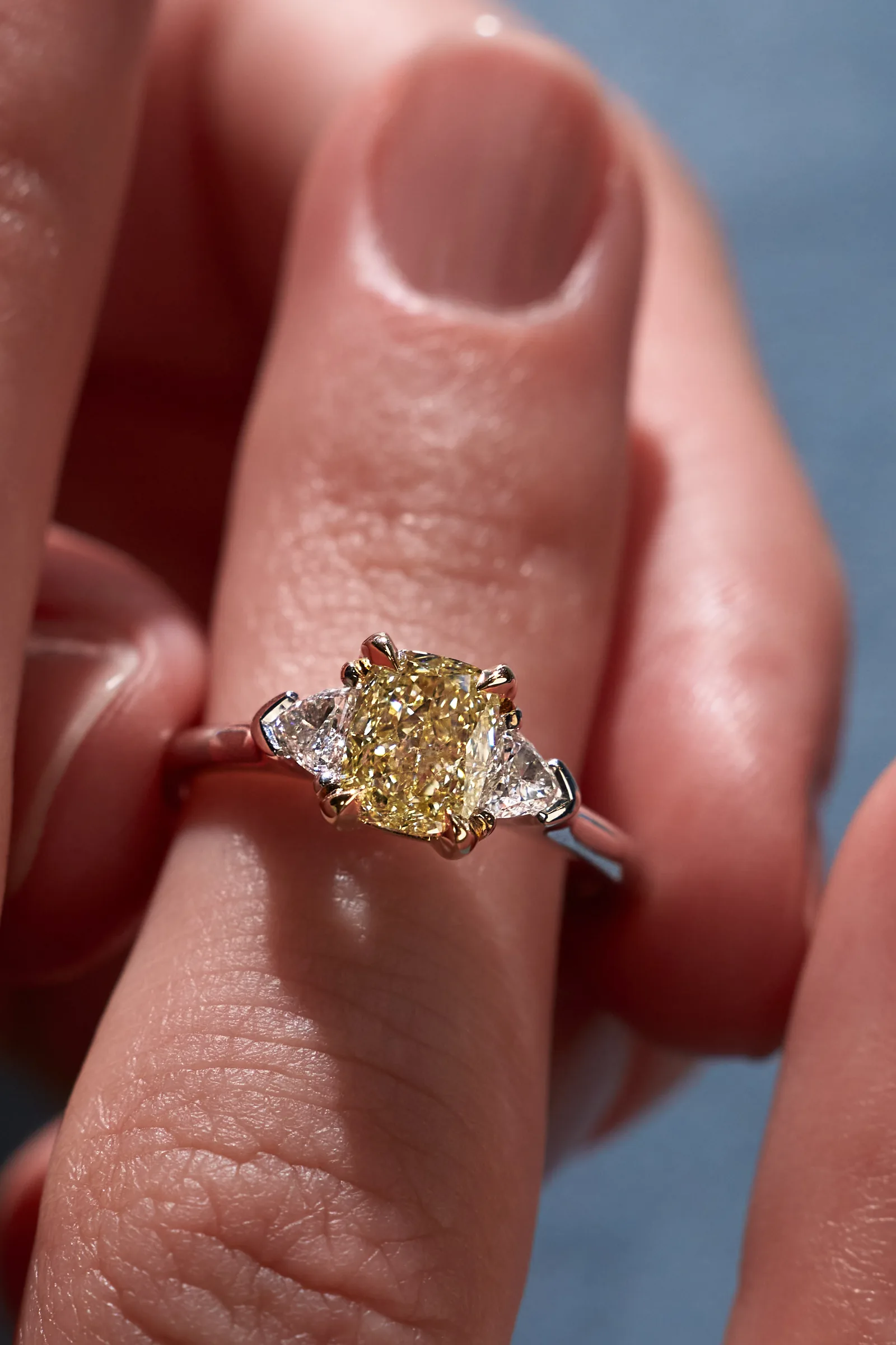 Ring 1.00 ct. Yellow diamond 1.00 ct. Colour W-X, clarity VS2