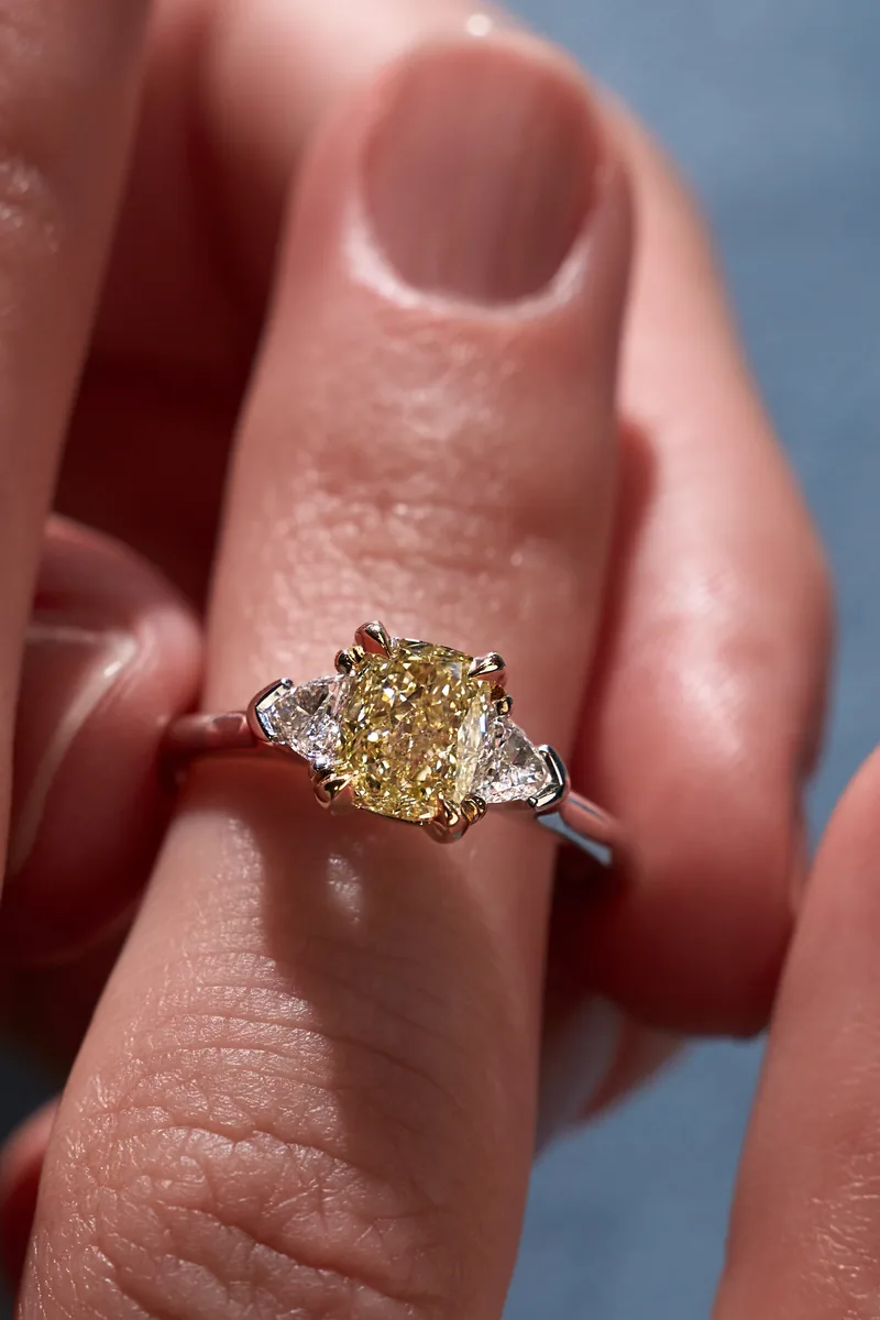 Ring 1.00 ct. Yellow diamond 1.00 ct. Colour W-X, clarity VS2